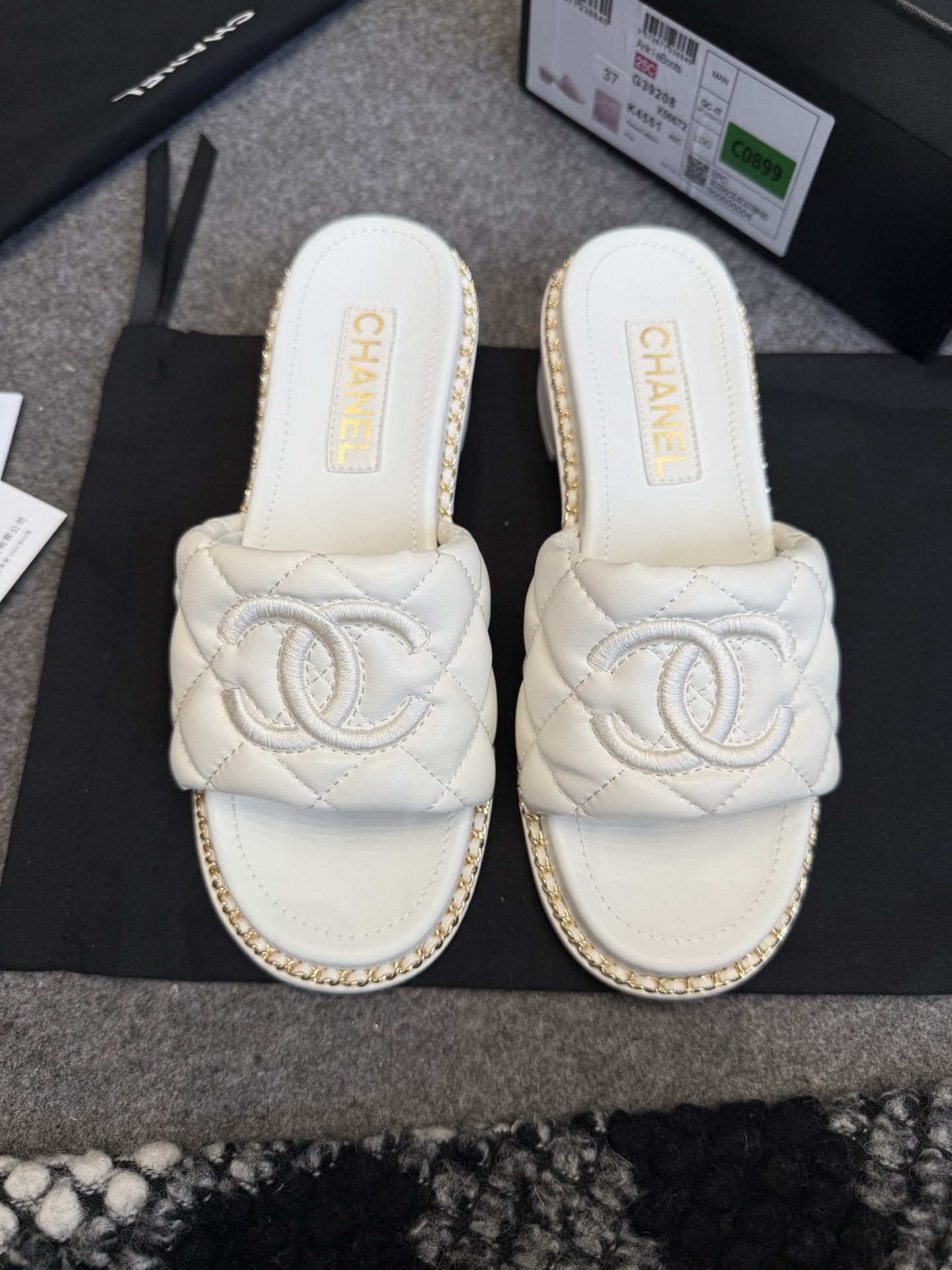 NO:240223,[High-quality goods] Chanel 25P new diamond chain slippers Top version, counter synchronization, counter is very popular, very difficult to buy shoes, the most popular thick-soled slippers on the entire network, you can imagine that Xiaoxiangguan cannot miss, appearance and comfort coexist, simple and versatile thick-soled ** super versatile, whoever wears them with their eyes closed, imported sheepskin upper, imported sheepskin inner, original open-model genuine leather outsole heel height: 4cm Size: 35-40 (41 42 custom made, no return or exchange), slippers, chanel, slippers, sheepskin, Leather soles19860909【高货】Chanel 25P新款菱格链条拖鞋 顶级版本 专柜同步 专柜非常火爆 非常难买的一款鞋 全网最火的厚底拖鞋 可想而知小香控不可错过的 颜值与舒适并存的 简约百搭厚底**超级百搭,闭眼入谁穿谁好看  鞋面进口羊皮 内里进口羊皮里 大底原版开模真皮大底 跟高: 4cm 码数:35-40（41 42定做不退换）,拖鞋,chanel,slippers,sheepskin,Leather soles,Women's Shoes