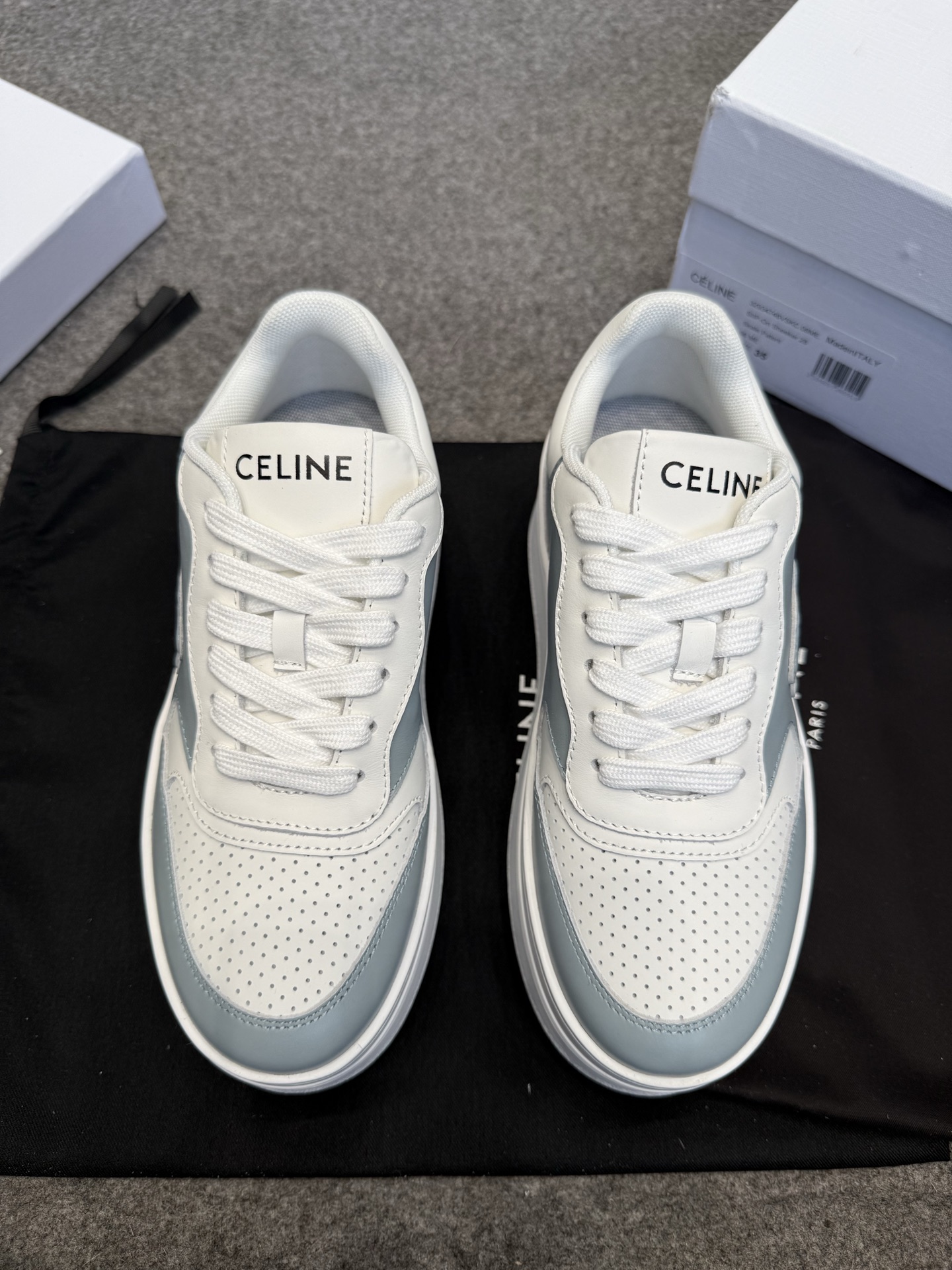 NO:240248,Celine ~~~ Arc de Triomphe thin-soled couples white shoes, sneakers, board shoes, casual shoes A pair of shoes full of street feel, the color-blocking design is very good, this shoe has its own unique design, the leather upper is very easy to manage, the LOGO on the side and heel makes him simple and uneven a pair of white shoes~~ The upper is calfskin, breathable mesh inside, 5cm thick sole... 35-40 Flat-soled thick sole, casual shoes/sports shoes, celine, celine, sneakers, cowhide19860909Celine赛琳~~~凯旋门薄底情侣款小白鞋,运动鞋,板鞋,休闲鞋 充满街头感的一双鞋子,拼色设计非常赞,这款鞋有它自己独特的设计,皮革鞋面非常好打理,侧面与后跟的LOGO让他简单又不失调性的一双小白鞋~~ 鞋面小牛皮,内里透气网纱,5cm厚底…… 35—40 平底厚底,休闲鞋/运动鞋,celine,celine,sneakers,cowhide,Women's Shoes