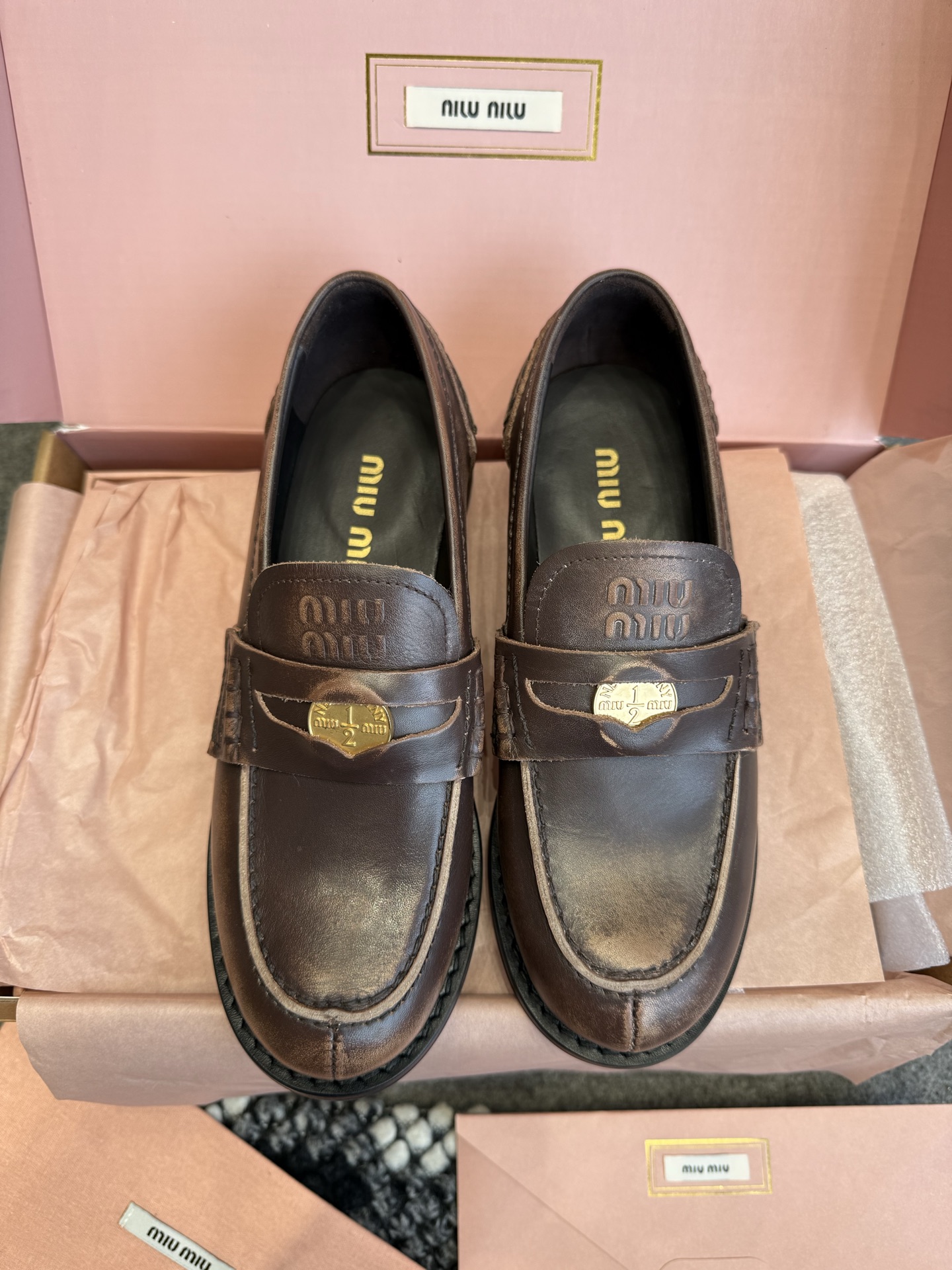 NO:393098,SIZE35-36-37-38-39-40 MiuMiu丨23FW new retro Maillard gold coin loafers The loafers that look more and more popular the more they look. They are also a perfect college style with socks. They are full of high-end style. The upper is embedded with 'gold coins' retro and fashionable. The cuteness is sweet and cool when hidden. The shoe shape is round and delicate~ zp brown high-end custom original suede shiny black cowhide zp inner imported lambskin zp private mold rubber sole, loafers, miumiu, loafers, cowhide, sheepskin, chamois leather, socks19860909牛货 SIZE35-36-37-38-39-40 MiuMiu丨23FW新款复古美拉德金币乐福鞋 越看越上头的乐福鞋,配上袜子也是妥妥的学院风,高级感十足,鞋面中问嵌入“金币”复古又时髦,藏起来这种可爱小心思又甜又酷,鞋型圆润秀气～ zp棕色高级定制原厂麂皮亮黑牛皮 zp内里进口小羊皮 z私模橡胶鞋底,乐福鞋,miumiu,loafers,cowhide,sheepskin,chamois leather,socks,Women's Shoes