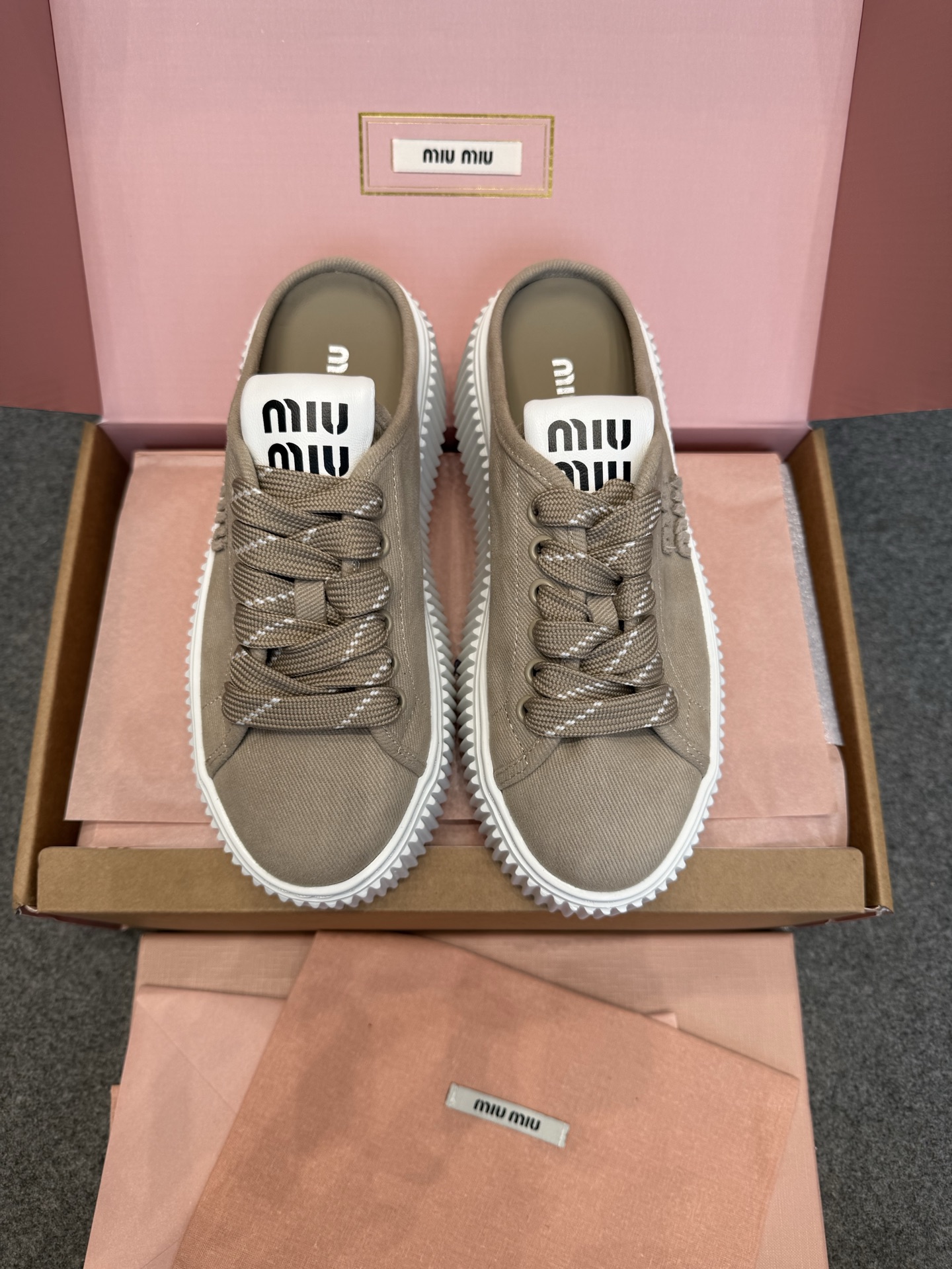 NO:264011,High-quality Miu Miu丨25ss new denim denim heightened thick-soled canvas shoes. Buy two-color zp original mold opening customization in the counter~ Customized imported denim fabric!  Open mold 5CM ultra-light EVA big sole!  Sole height is about 5cm size35.36.37.38.39.40 Custom made without return and exchange, casual shoes/sports shoes semi-trailer, miumiu, sneakers19860909高货 Miu Miu丨25ss新品丹宁牛仔增高厚底帆布鞋 专柜购入两色zp原版开模定制～定制进口丹宁牛仔布面料！开模5CM超轻EVA大底！ 底高大约5cm size35.36.37.38.39.40定做不退换,休闲鞋/运动鞋半拖,miumiu,sneakers,Women's Shoes