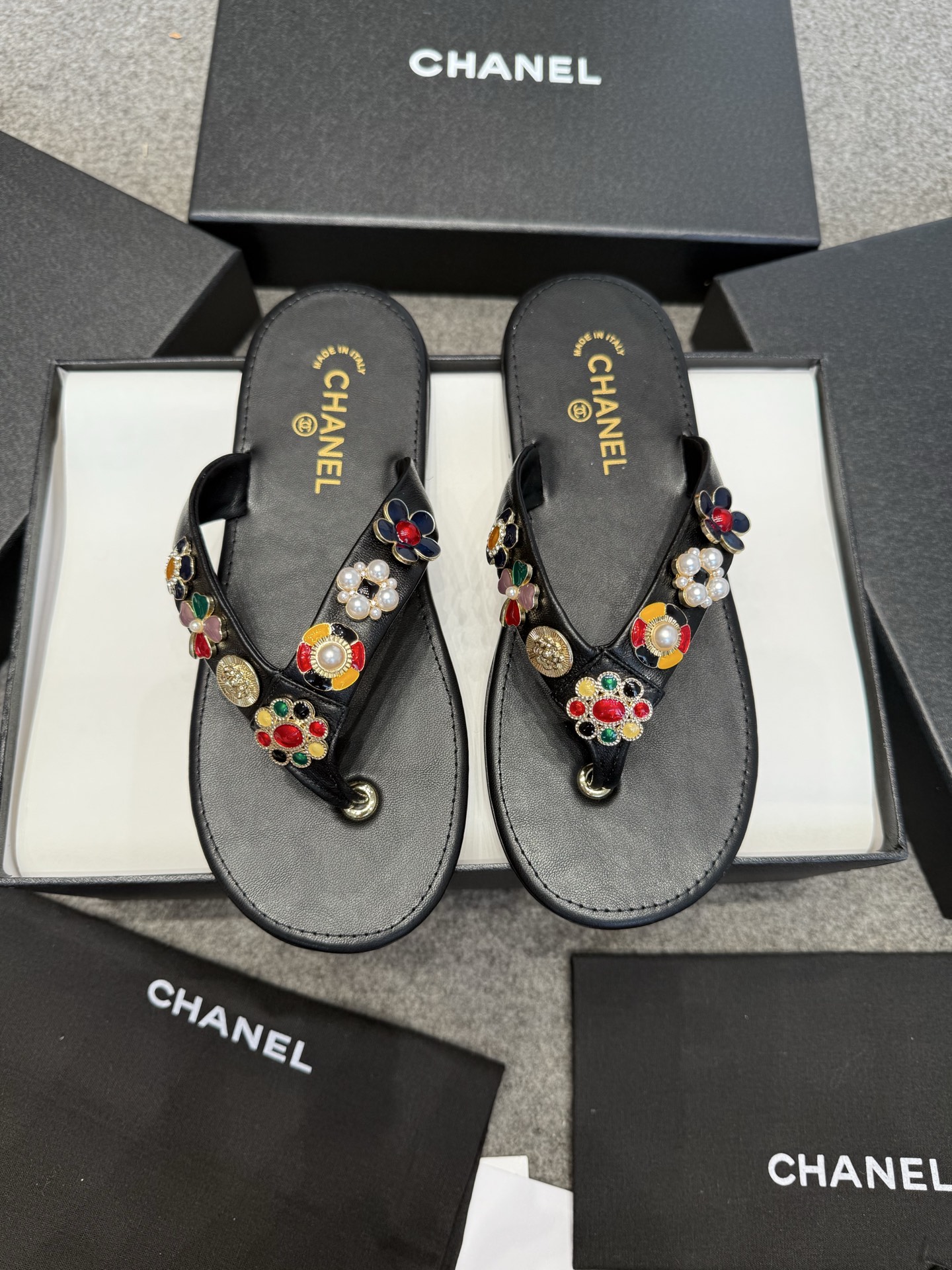 NO:264009,Chanel 25p Gem Flip Flops It looks like a delicate and gorgeous little object, how can you bear to wear it?  Each jewelry can be decorated separately after being buckled; and the craftsmanship of these exquisite gems almost covers the essence of Xiaoxiangjia jewelry category!  It's so beautiful, there are two types of thick nipples and sheepskin noodles!  The sole is imported from Italy, with a layer of latex wrapped in sheepskin, soft!  Combining beauty and comfort!  size 34-42 (34.40.41.42 custom made without return or exchange), split-toe shoes, chanel, chanel, cowhide, sheepskin19860909chanel 25p 宝石人字拖 仿佛一件精致华丽的小物件呀,怎么舍得穿？ 每一个饰品扣下来都可以单独做装饰呀；而且这些精致宝石的工艺几乎涵盖了小香家饰品类工艺的精华！太美了吧, 粗尼面和羊皮面两种！ 鞋底是意大利进口牛皮底,上面一层羊皮包裹的乳胶、软软的！兼具美貌与舒适度！ size 34-42（34.40.41.42定做不退换）,分趾鞋,chanel,chanel,cowhide,sheepskin,Women's Shoes