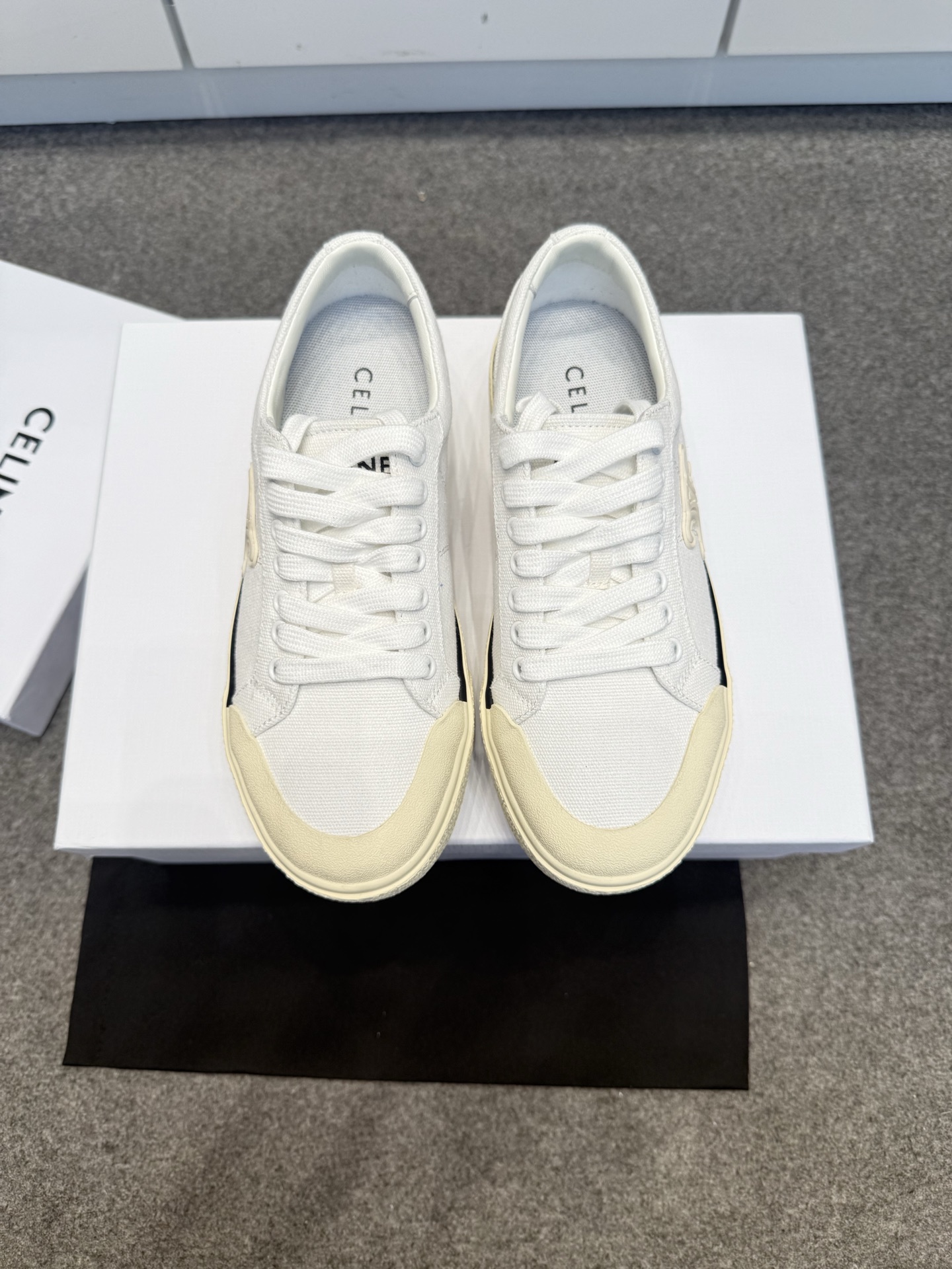 NO:264006,celine - the latest canvas shoes, thick soles, skateboard shoes~~~ Simple, comfortable, clean, light design style... It looks so good, I love it so much. Shell shallow mouth design. Retro feels particularly good. Delicate breathable canvas upper, full sheepskin inner lining, breathable mesh cotton footbed~~~ Two options for thin soles 2.5cm/thick soles 5cm 35-40 positive sizes Thin soles/thick soles, casual shoes/sports shoes, celine, sneakers, sheepskin19860909celine——最新款帆布鞋、厚底鞋、滑板鞋~~~ 简单 舒服 干净 轻盈的设计风格……太好看了爱死了 贝壳浅口设计 复古的感觉 特别好看 细腻透气帆布鞋面,全羊皮内里,透气网棉垫脚~~~ 薄底2.5cm/厚底5cm两种选择 35—40正码 薄底/厚底,休闲鞋/运动鞋,celine,sneakers,sheepskin,Women's Shoes