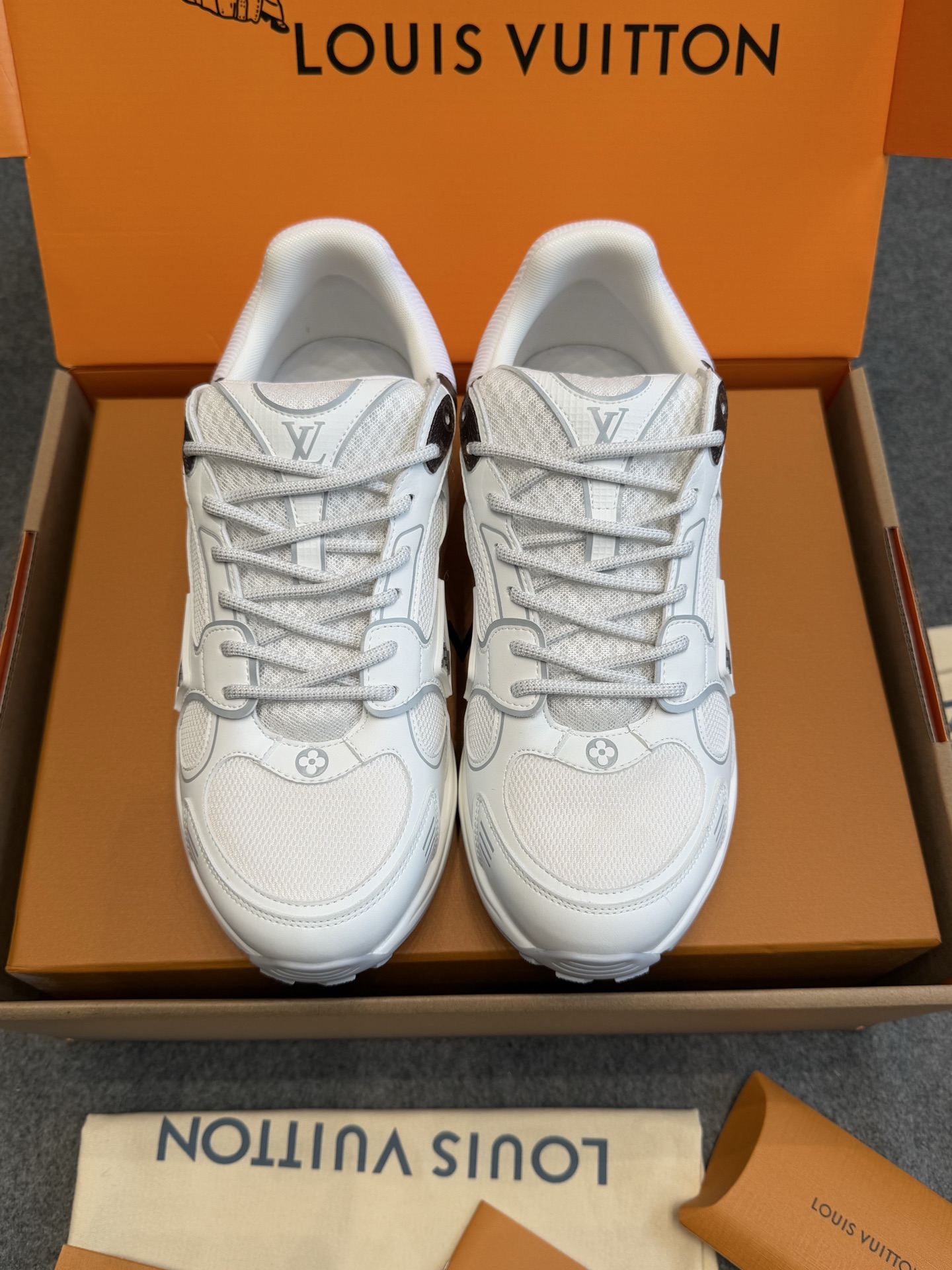 NO:264005,LV L Family Lou Brand 25 latest Olympia series couple silver horn king casual sports shoes running shoes blends mesh fabric and metal texture synthetic leather and other technological fabrics, reinterpreting the classic running shoes design with a neat and simple design. Light EVA outsole makes for a comfortable and flexible wearing experience. Monogram embossed and LV letters and other rich details establish recognition. The upper uses original imported technology fabric   mesh, original customized breathable mesh, original open mold rubber foam material, bottom thickness 3.5CM Size: women's 35-40 / men's 39-45 men's 10, casual shoes/sports shoes, louis vuitton, louis vuitton, alexander wang, louis vuitton, sneakers19860909LV L家驴牌25最新Olympia系列情侣款银角大王休闲运动鞋跑鞋 融合网格面料与金属质感合成皮革等科技面料,以利落简约设计重绎经典跑鞋设计.轻盈 EVA 外底成就舒弹穿着体验.Monogram 压纹与 LV 字母等丰富细节树立辨识度 鞋面采用原版进口科技面料 网面,内里原版定制透气网里,原版开模橡胶发泡材质 底厚3.5CM Size:女款35-40 / 男款39-45 男款10,休闲鞋/运动鞋,louis vuitton,louis vuitton,alexander wang,louis vuitton,sneakers,Women's Shoes