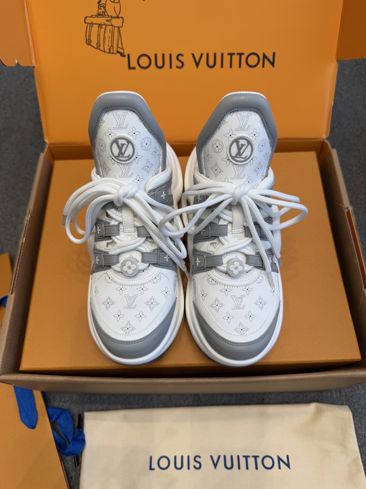 NO:264002,High-quality Louis Vuiton 2025ss new LV Archlight series arch bridge slippers Top version original purchase and development. This LV dad shoes use eye-catching wavy soles and large tongues, equipped with a sporty super elastic running shoe style rubber outsole, full of attention, and a soft and elastic upper made of a variety of high-tech fabrics, making the foot comfortable and soft!  Original custom-made top layer cowhide   technology fabric inner lining original imported breathable net   cowhide foot pad original sole original mold opening U-shaped arch bridge sole thickness approximately 5cm Size 35-40 (40 custom made without return and exchange), casual shoes/sports shoes, louis vuitton, louis vuitton, louis vuitton, louis vuitton, sneakers, slippers, cowhide19860909高货 Louis Vuiton·路易威登 2025ss新款 LV Archlight系列拱桥底拖鞋 顶级版本原版购入开发做货 此款LV老爹鞋采用抢眼的波浪形鞋底和大型鞋舌,搭载运动气息十足的超弹性跑鞋风格橡胶外底,注目度十足,再配合上由多种高科技布料打造柔软弹力鞋面,上脚舒适柔软！ 面料原版定制头层牛皮 科技面料 内里原版进口透气网里 牛皮垫脚 鞋底原版开模正确U型拱桥大底 底厚约5cm 码数35-40（40定做不退换）,休闲鞋/运动鞋,louis vuitton,louis vuitton,louis vuitton,sneakers,slippers,cowhide,Women's Shoes