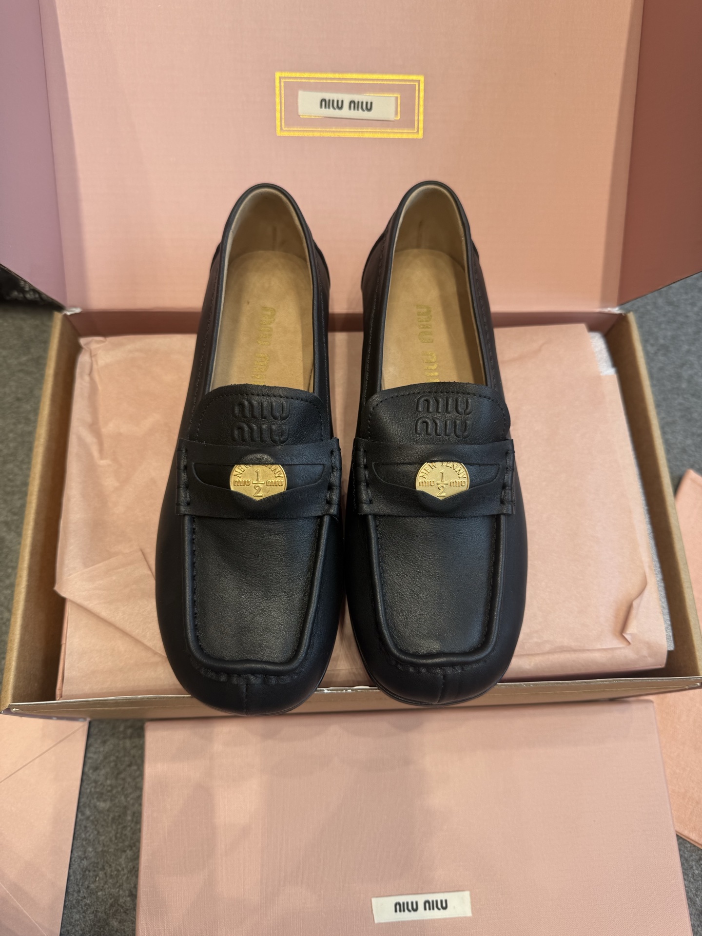 NO:393103,||Miao Miao's new square-round-toe gold coin loafers [Top high-end quality of Guanda Factory] Purchase quality ~ no pressure to enter and exit Miao Miao The square-toe shoes are round and delicate ~ the leather of the cow is delicate and smooth ~ the foot feel is better than the previous gold coins ~ softer ~ more advanced and textured!  !  It's great to wear on your feet~ It's super comfortable and versatile~ It's not limited to any occasion~ It's full of slackness~ It can be sweet or cool~ It's super durable 35, 36, 37, 38, 39, 40, loafers, loafers, cowhide19860909||缪缪全新方圆头金币乐福鞋【莞大厂顶级高端品质】 代购品质～出入无压力 缪缪 方圆头鞋型圆润秀气～饮奶牛皮质细腻光滑～比之前几款金币～脚感更赞了～更柔软～更高级有质感了！！ 上脚巨好穿～超舒服又超百搭～不局限任何场合～松弛感十足～可甜可飒～超级耐看35、36、37、38、39、40,乐福鞋,loafers,cowhide,Women's Shoes
