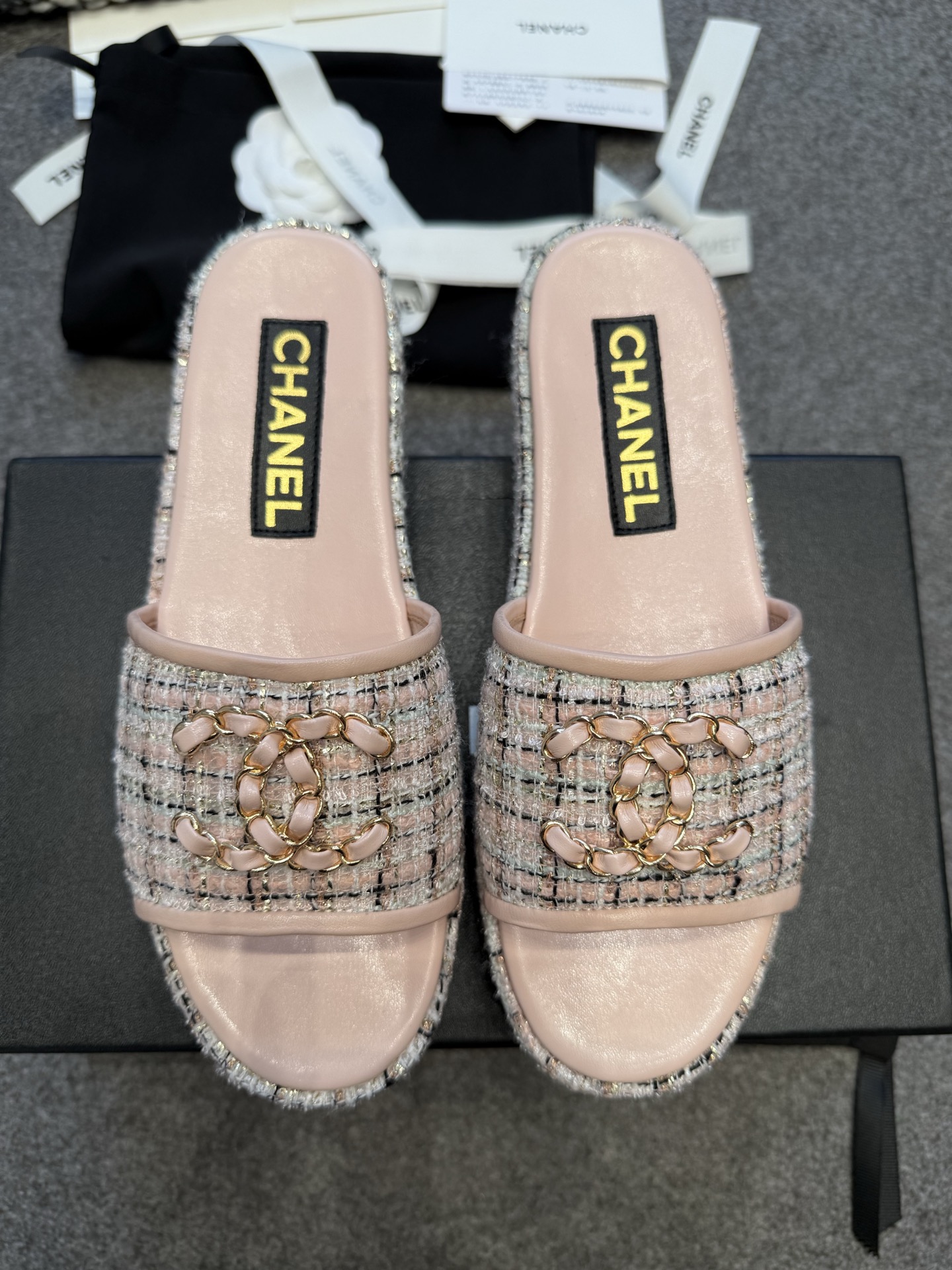 NO:464466,CHANE*｜Xiaoxiang 25C spring and summer new product, diamond-shaped thick-soled sponge cake chain double C slippers, a must-have sandals series that must be bought in summer. It is literary and fashionable. The dressing rate is too high. The thick sole is really yyds in terms of lengthening legs. It is versatile and comfortable. It becomes a big and long legs in seconds when it comes to the feet!  The upper is made of original custom fabric. The inner foot pad is silk sheepskin. Original open mold rubber outsole. Size 35-39 (customized by 40/41), slippers, chanel, slippers, sheepskin19860909CHANE*｜小香25C春夏新品 菱格厚底松糕链条双C拖鞋 夏天一定要入的凉拖系列 可文艺可时髦 穿搭率实在太高了 厚底在拉长腿方面真的yyds 百搭舒适 上脚秒变大长腿！ 鞋面采用原版定制面料 内里垫脚是丝绸羊皮 原版开模橡胶大底 码数35-39（40/41定制）,拖鞋,chanel,slippers,sheepskin,Women's Shoes