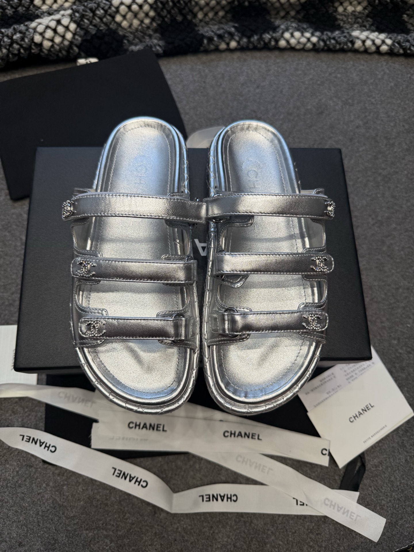 NO:445825,CHANEL · Chanel 2025 early spring new model, small gingham double diamond buckle Velcro three-belt beach slippers Sandals sandals, top-level version original version purchased and developed for making products. This Chanel beach slippers are made of imported top layer cowhide, imported lambskin inside, paired with classic diamond velcro and small xiang logo hardware buckle, classic and not easy to get out of style!  Thickened Italian leather sole, excellent texture, and comfortable foot binding on the feet!  Original imported fabric cowhide, original custom soft sheepskin, exclusive open molded rubber sole, sole thickness approximately 2.5cm, size 35-40 (40 custom made), slippers, chanel, chanel, sandals, slippers, cowhide, sheepskin, Leather soles19860909CHANEL·香奈儿 2025早春新款 小香菱格双钻扣魔术贴三带沙滩拖鞋凉鞋凉拖 顶级版本原版购入开发做货 这款香奈儿沙滩拖鞋采用进口头层牛皮,内里进口小羊皮,搭配经典菱格魔术贴和小香logo五金扣,经典又不容易过时！加厚意大利真皮大底,质感一级棒,上脚有舒适的裹脚感！ 面料原版进口头层牛皮 内里原版定制柔软羊皮 鞋底独家开模橡胶大底 底厚约2.5cm 码数35-40（40定做）,拖鞋,chanel,chanel,sandals,slippers,cowhide,sheepskin,Leather soles,Women's Shoes