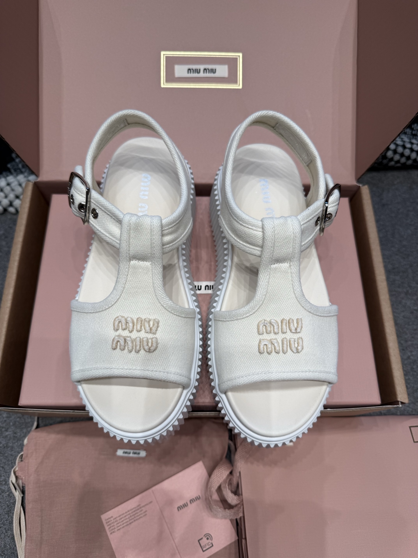 NO:393108,Miu Miu 25ss Spring and Summer New Sponge Cake Thick-soled Canvas Roman Open-toed Casual Sandals have a very high-quality texture. The thick-soled design is very easy to control and match with socks to make it look more fashionable!  A sharp tool for long legs. Super recommended!  The upper is made of customized imported high-density canvas, inner foot pad sheepskin, original molded foamed sole (very lightweight) Sole thickness 5.5cm Size35-40 (40 custom made without return or exchange), sandals, miumiu, sandals, sheepskin, socks19860909Miu Miu 25ss春夏新款松糕厚底帆布罗马露趾休闲凉鞋质感非常高级 厚底设计非常容易驾驭穿搭 搭配袜子 更显新潮 ！大长腿利器 超级推荐！ 鞋面采用定制进口高密度帆布, 内里垫脚羊皮 鞋底原版开模发泡大底（非常轻盈） 底厚5.5cm Size35-40 (40定做不退换),凉鞋,miumiu,sandals,sheepskin,socks,Women's Shoes