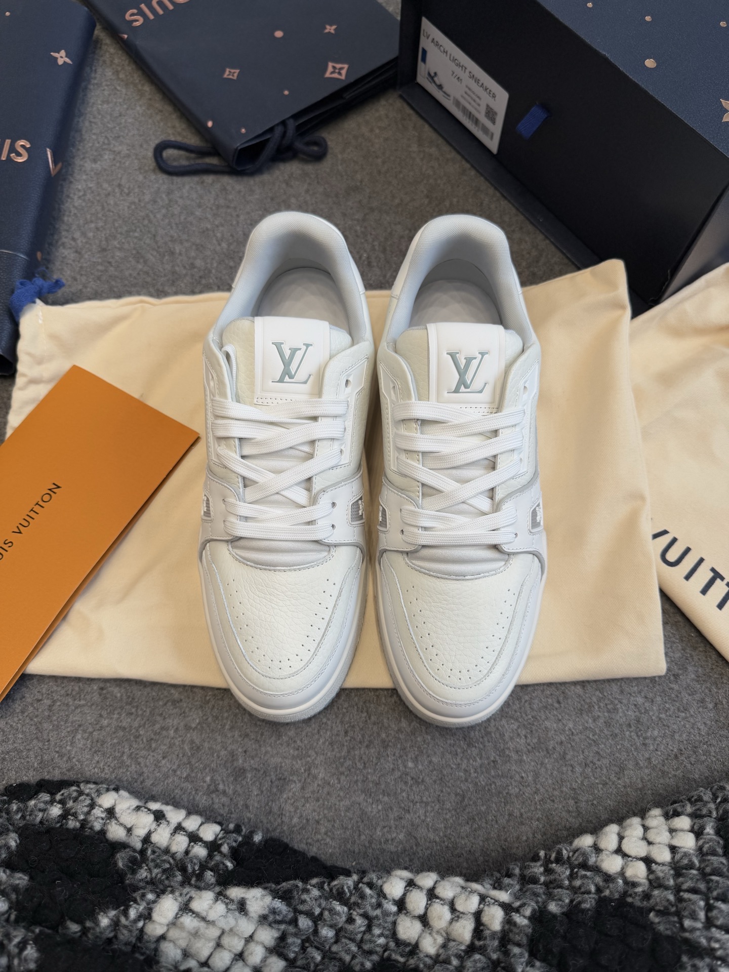 NO:393088,Purchase level latest version 1 Lujia brand | 5 printed logo men and women sneakers. Small print relief is full of details ~ some materials are the same as the co-branded Nike AF1 ~ the most popular sneakers nowadays. No, it’s too young!  No matter whether it is a man or a woman, a must-have for dressing without gender, very versatile and versatile!  The youthful feeling is refreshing and clean, and it has [exclusive consistent version material]. The upper is dripping film~TPU film~Embroidered full-grain imported cowhide. The original original sole exclusive 1:1 mold opening TPU sole ~~Those who know the goods will naturally understand~~The price difference between these materials is very large, and the difference between market currency!  The high-end quality is absolutely different!  Women's models 35, 36, 37, 38, 39 (40 custom made without return) Men's size 4/38, 5/39, 6/40, 7/41, 8/42, 9/43, 10/44, 11/45, casual shoes/sports shoes, louis vuitton, louis vuitton, sneakers, cowhide19860909代购级 最新版本 1驴家牌|5印花满logo男女运动鞋 小印花浮雕细节满满～部分材质与联名nike 的af1一样～目前时下最火的运动鞋.没有之一、太少年感啦！不分男女～无性别穿搭必选～非常百搭万能搭配！少年感的清爽干净分分钟拥有【独家一致对版材质】 鞋面滴胶片～TPU胶片～压纹全粒面进口牛皮 大底原版独家1:1开模TPU大底 ～～懂货的自然懂～～ 这些材质差价非常大 区别市场通货！高端品质绝对不一样！ 女款35、36、37、38、39（40订做不退换） 男码4/38、5/39、6/40、7/41、8/42、9/43、10/44、11/45、,休闲鞋/运动鞋,louis vuitton,louis vuitton,sneakers,cowhide,Women's Shoes