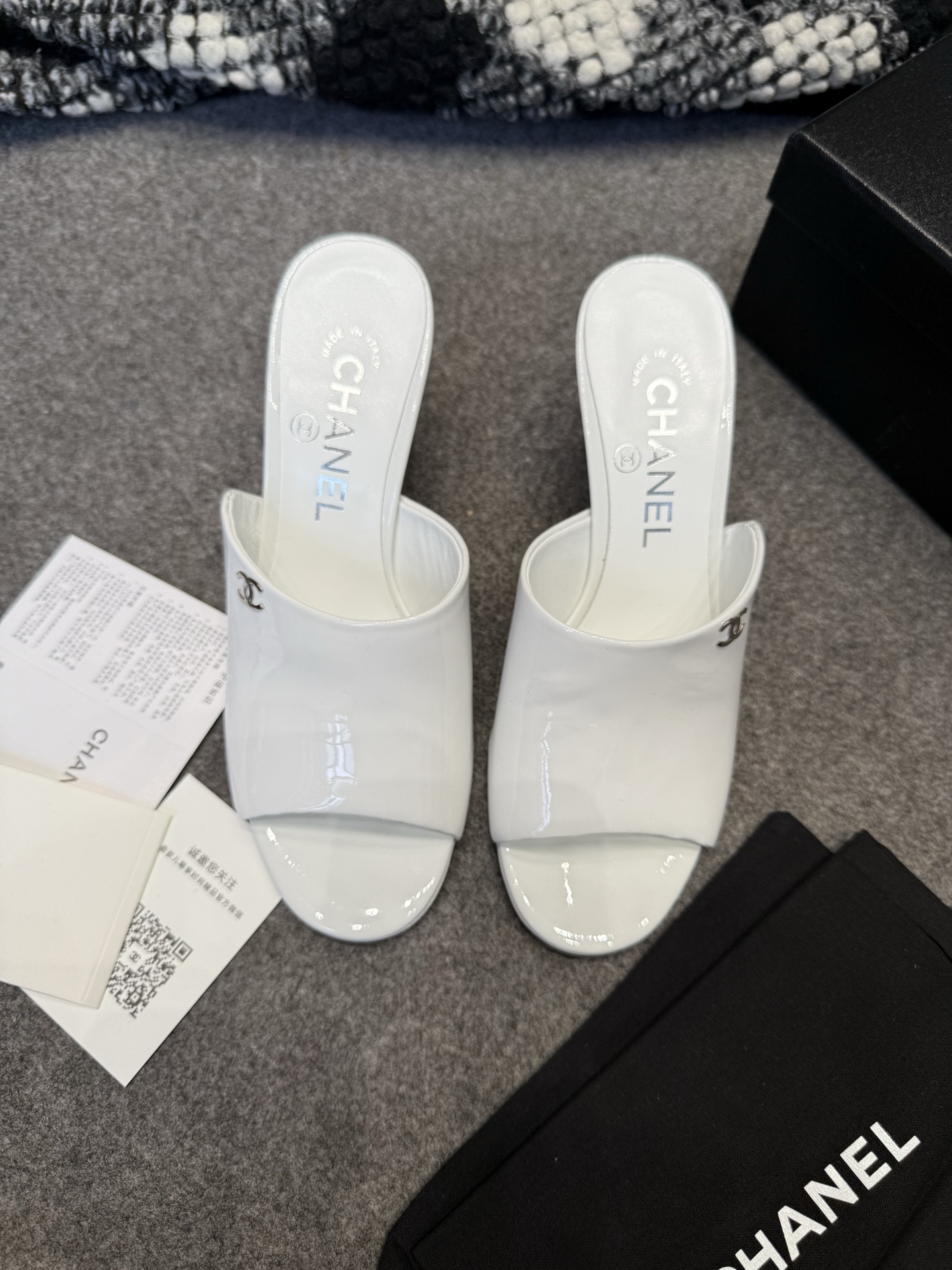 NO:445808,Chane*l Xiaoxiang early spring vacation series hot products Xiaoxiang double C button fish mouth Mier high heel slippers small heels sandals, upper ox patent leather inner foot pad lambskin sole Italian leather outsole size 35-39 (40. Custom made no return or exchange), high heels slippers, chanel, high heels, slippers, sheepskin, Leather soles19860909Chane*l小香早春度假系列爆品小香双C扣鱼嘴蜜儿高跟拖鞋小矮跟凉拖鞋 鞋面牛漆皮 内里垫脚小羊皮 鞋底意大利真皮大底 码数35-39（40.定做不退换）,高跟鞋拖鞋,chanel,high heels,slippers,sheepskin,Leather soles,Women's Shoes