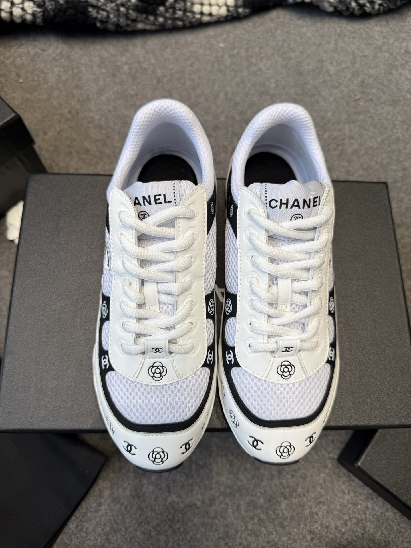 NO:417250,Chanel Gold and Silver Horn King Second Generation Full Series Top Version Heavy Industry Goods, Large Bottom Opening Fee is expensive and the cost is high!  Chanel's new sneakers, metallic luster collision classic double C, mesh breathable and texture splicing, breaking the style boundaries. Whether citywalk or fashionable, every step is on the fashion rhythm, making French elegance a daily confidence. Gold. Silver black. Silver gray. Silver white. White and black. Black and white (logo different colors [love]) TPU crease-free imported fabric + diamond breathable net TPU mold opening sole Men and women Same model Size: 35-46, casual shoes/sports shoes, chanel, chanel, alexander wang, sneakers19860909Chanel 金银角大王二代全系列 顶级版本 重工货,大底开模费贼贵,成本高！ 香奈儿新款运动鞋,金属光泽碰撞经典双C,网面透气与质感拼接,打破风格边界.无论citywalk还是时髦出街,每一步都踩在时尚节奏上,把法式优雅穿成日常的底气. 金色 .银黑.银灰.银白.白黑.黑白(logo不同颜色[爱心]) TPU无折痕进口面料+菱格透气网 TPU开模大底  男 女 同款  码数:35-46,休闲鞋/运动鞋,chanel,chanel,alexander wang,sneakers,Women's Shoes