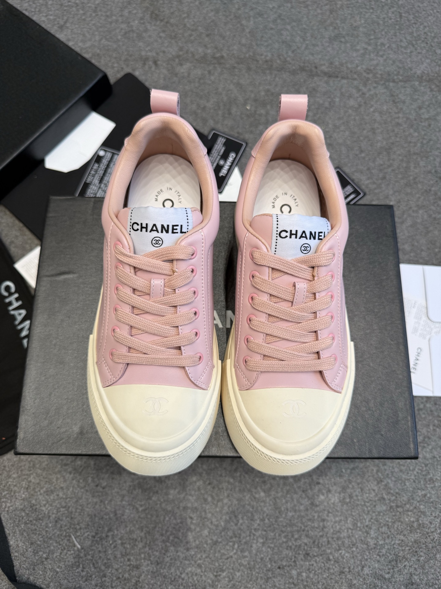 NO:409015,CHAN*L New early spring shell popular big toe shoes Xiaoxiang C home new lace-up casual shoes Board shoes Sports shoes Popular items that are very good-looking when you take pictures online celebrity show pictures one after another must-have for this season Cool and cute toe shoes plus three-dimensional relief double C logo Too heart-warming, wrinkled cow paint combination is eye-catching, the high-end feeling in casual is overwhelming, Upper: cowhide inner: sheepskin Original molded shell toe Color: white black pink Size: 35-40 (40 custom made without return or exchange), casual shoes/sports shoes, chanel, chanel, sneakers, cowhide, sheepskin19860909CHAN*L 早春新款贝壳爆款大头鞋 小香C家新款系带休闲鞋 板鞋 运动鞋  随手拍都超好看的热门单品 网红秀图一波接一波本季必入款 酷帅呆萌的鞋头加上立体浮雕双C Logo 太心水啦 皱牛漆的搭配令人眼前一亮 休闲中的高大上感扑面而来 鞋面: 牛皮 内里: 羊皮 原版开模贝壳头 颜色: 白色 黑色 粉色 码数:35-40（40定做不退换）,休闲鞋/运动鞋,chanel,chanel,sneakers,cowhide,sheepskin,Women's Shoes