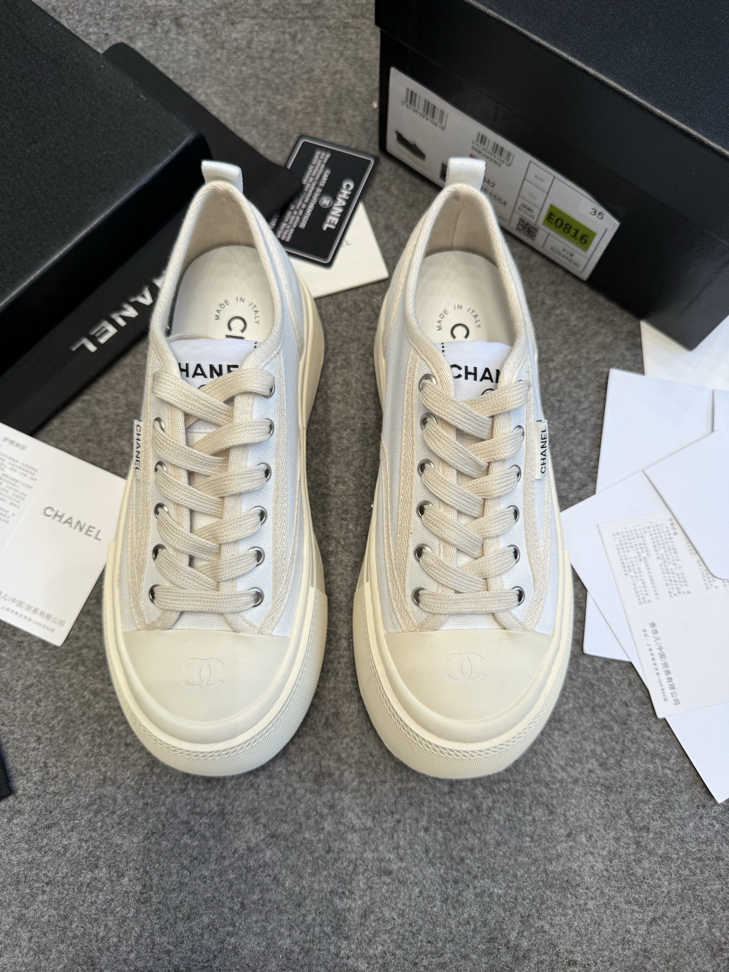 NO:409010,CHAN*L New early spring shell big toe shoes Xiaoxiang C home new lace-up casual shoes Board shoes Sports shoes Popular items that are very good-looking when you take pictures online celebrity pictures one after another must-have for this season Cool and cute toe shoes plus three-dimensional relief double C logo Too heart-warming, wrinkled cow paint combination is eye-catching, the high-end feeling in casualness is overwhelming, Upper: denim canvas Inner: sheepskin Original molded shell toe Color: white black pink Size: 35-40 (40 custom made without return or exchange), casual shoes/sports shoes, chanel, chanel, sneakers, sheepskin19860909CHAN*L 早春新款贝壳爆款大头鞋 小香C家新款系带休闲鞋 板鞋 运动鞋  随手拍都超好看的热门单品 网红秀图一波接一波本季必入款 酷帅呆萌的鞋头加上立体浮雕双C Logo 太心水啦 皱牛漆的搭配令人眼前一亮 休闲中的高大上感扑面而来 鞋面: 牛仔帆布 内里: 羊皮 原版开模贝壳头 颜色: 白色 黑色 粉色 码数:35-40（40定做不退换）,休闲鞋/运动鞋,chanel,chanel,sneakers,sheepskin,Women's Shoes