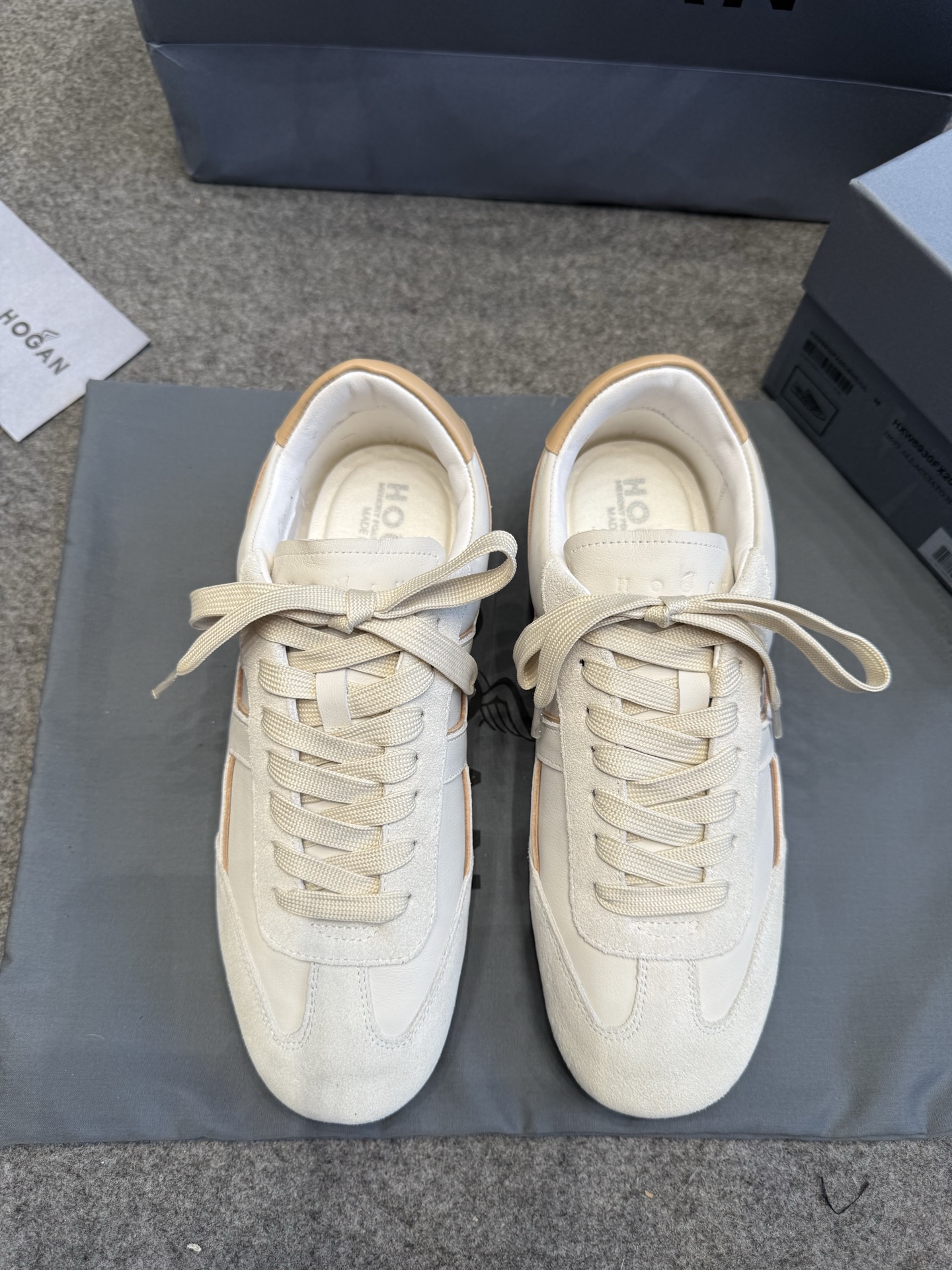 NO:409004,Summer trendy shoes - HOGAN German training shoes series HOGAN | Italian luxury brand Runner futuristic lines appear!  Stepping on it is like stepping on the clouds~ 3D three-dimensional tailoring outlines minimalist aesthetics, commuting and fitness street shooting 360 degrees slay the whole audience!  #HOGAN brand spokesperson Tan Jianci size 35-40, casual shoes/sports shoes, sneakers19860909夏季潮鞋-HOGAN德训鞋系列 HOGAN｜意大利奢潮品牌 Runner未来感线条登场！ 踩如踏云端~ 3D立体剪裁勾勒极简美学,通勤健身街拍360度slay全场！ #HOGAN品牌代言人檀健次 size 35-40,休闲鞋/运动鞋,sneakers,Women's Shoes