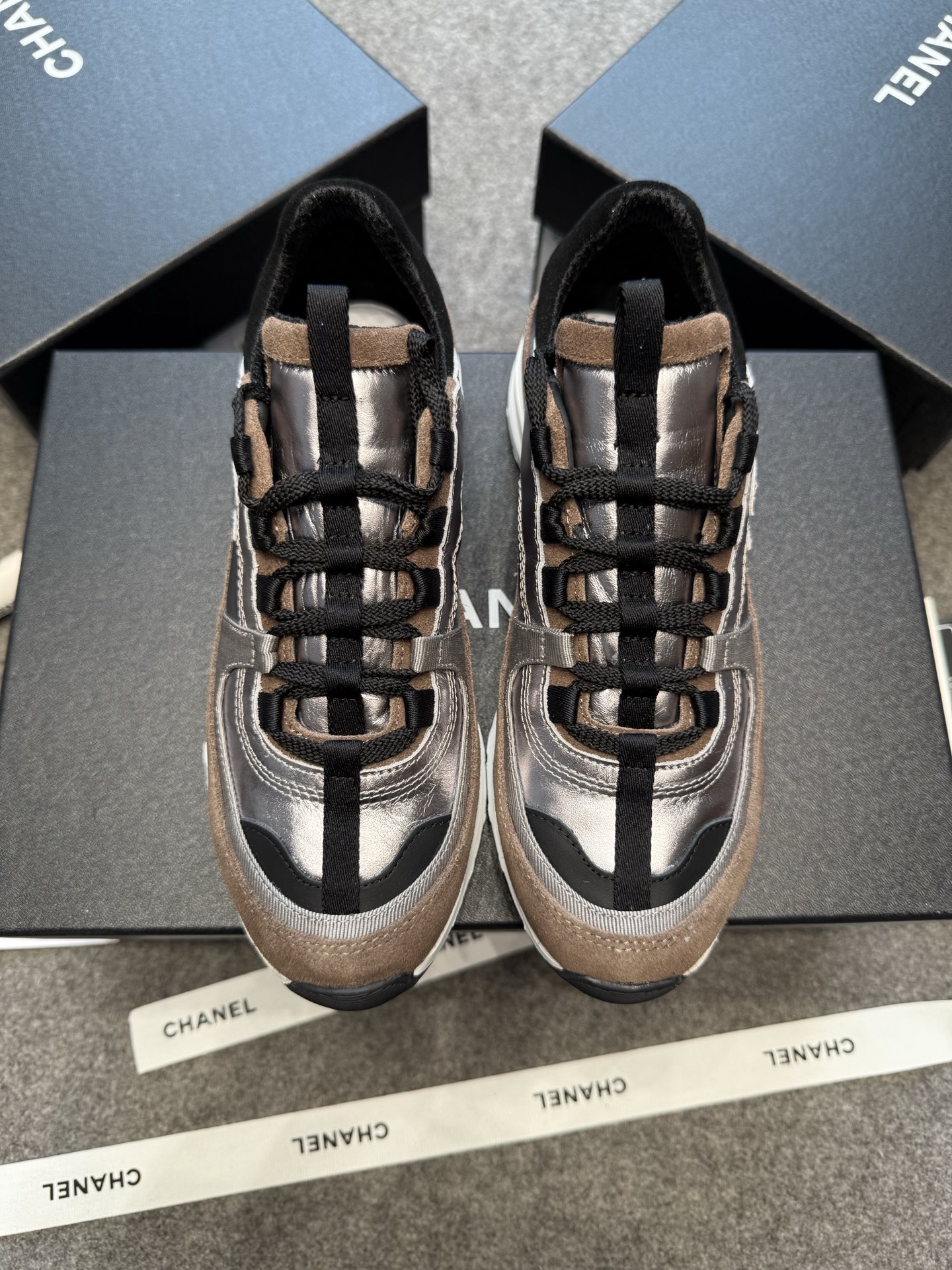 NO:408997,| Xiaoxiang Panda 25 Spring and Summer New Products, Counter Classic Models, Xiaoxiang Double C New Product Sports Shoes Series is New, The Bs Fashion Circle, The Matching will interpret the meticulous, minimalist, and never faded classic elements, showing the unique style of dressing so beautiful that there is nothing to say, a must-have for summer... The upper is original high-customized fabric, imported breathable net, the original mold-opening and anti-slip sole, Shoe size: 35-39 (40 customization, no return and exchange), casual shoes/sneakers, sneakers19860909| 小香 熊猫 25  春夏新品 专柜经典款 小香双C新品运动鞋系列上新 BS时尚圈的绝绝子 搭配将演绎着细致 极简 永不褪去的经典元素 展现与众不同的穿搭风格美到无话可说 夏季必入款…… 鞋面原版高定制面料 内里进口透气网里 大底原版开模防滑大底 鞋码: 35-39（40定制不退换）,休闲鞋/运动鞋,sneakers,Women's Shoes