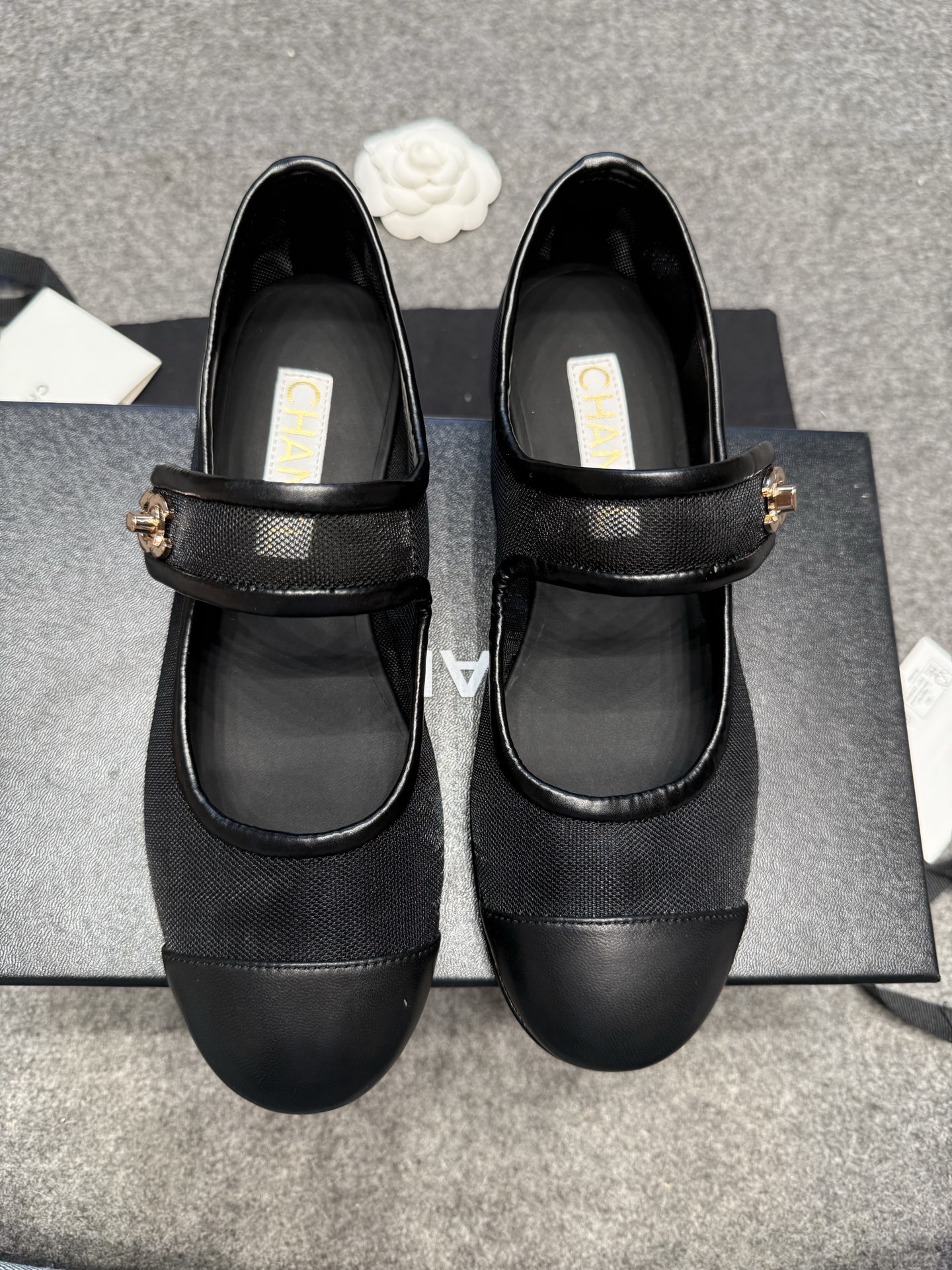 NO:408994,Chane* C Early spring school bag buckle diamond mesh Mary Zhen shoes Super sexy pair of flat shoes. They are very outstanding with small socks. They are light and not stuffy. They hold cute and playful just right. They have the feeling of a rich girl. The upper uses original custom double-layer mesh, inner footbed sheepskin, Italian leather soles Size35-40 (40. Custom made without return), Mary Zhen, chanel, mary jane, sheepskin, Leather soles, socks19860909Chane* C 早春书包扣菱格网纱玛丽珍鞋 超级性感的一双平底小单鞋 单穿配个小袜子都非常出彩 视觉轻盈不闷脚 将可爱俏皮拿捏得恰到好处 自带富家千金的感觉 鞋面采用原版订制双层网纱, 内里垫脚羊皮, 意大利真皮大底 Size35-40（40.定做不退换）,玛丽珍,chanel,mary jane,sheepskin,Leather soles,socks,Women's Shoes