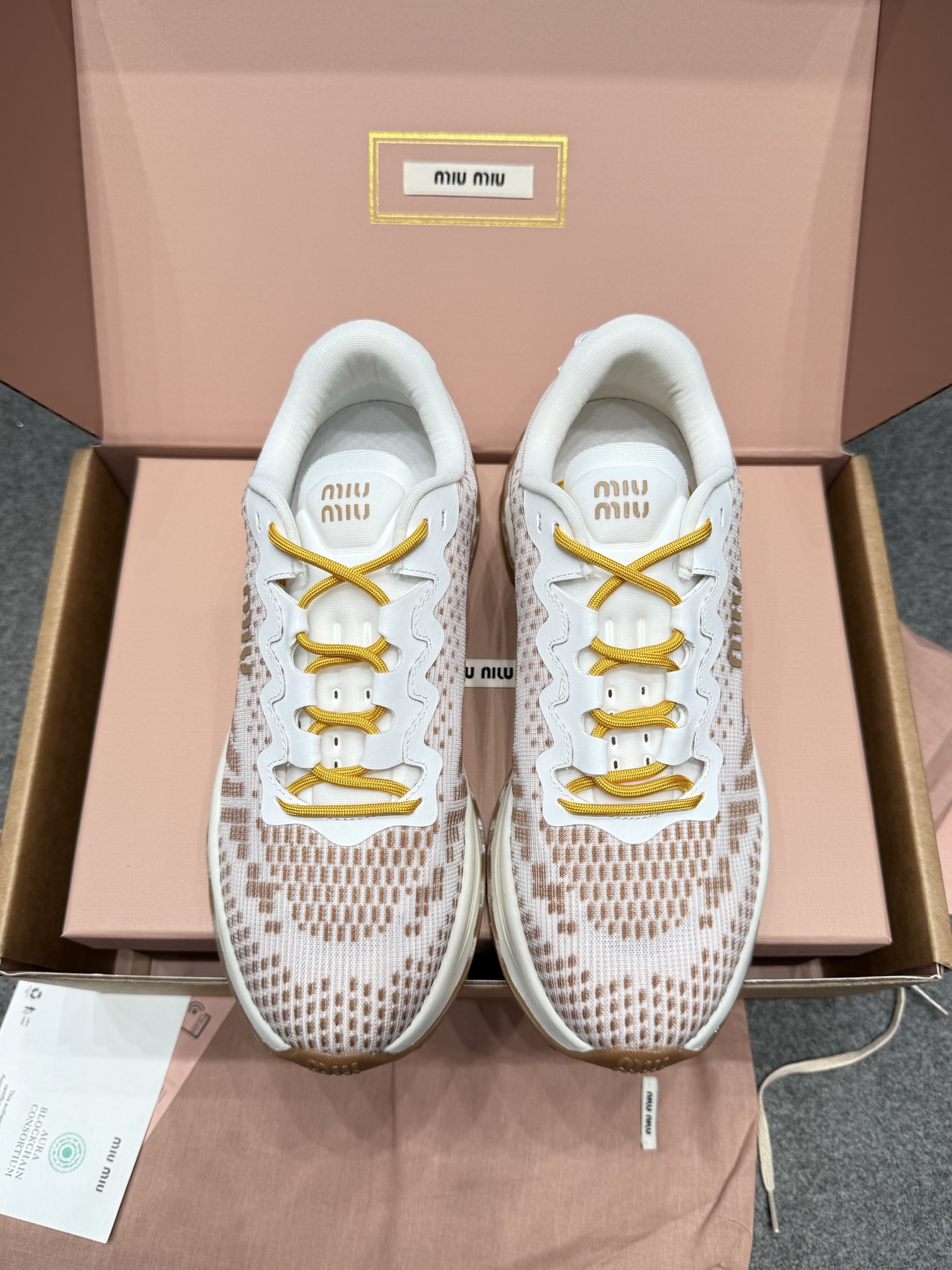 NO:408988,MiuMiu·Miu ss new couples retro thick-soled flying woven running shoes dad shoes casual sneakers top version original purchase developed and made products This MiuMiu sports shoes are made of technological flying woven fabrics ingeniously crafted, with ultra-light structure, integrating casual elements and sports style. Colorful bands and logo embossed soles highlight Miu Miu's sports fashion personality!  Original imported fabric technology fly weaving material, original customized breathable net, exclusive mold foaming + rubber material, sole thickness about 5cm, size for women 35-40, casual shoes/sports shoes, miumiu, sneakers19860909MiuMiu·缪缪 ss新款 情侣款复古厚底飞织跑鞋老爹鞋休闲运动鞋 顶级版本原版购入开发做货 这款缪缪运动鞋选用科技飞织面料匠心打造,超轻盈结构,将休闲元素和运动风尚融为一体,彩色饰带和徽标压花鞋底凸显Miu Miu的运动时尚个性！ 面料原版进口科技飞织材质 内里原版定制透气网里 鞋底独家开模发泡+橡胶材质 底厚约5cm 码数女35-40,休闲鞋/运动鞋,miumiu,sneakers,Women's Shoes