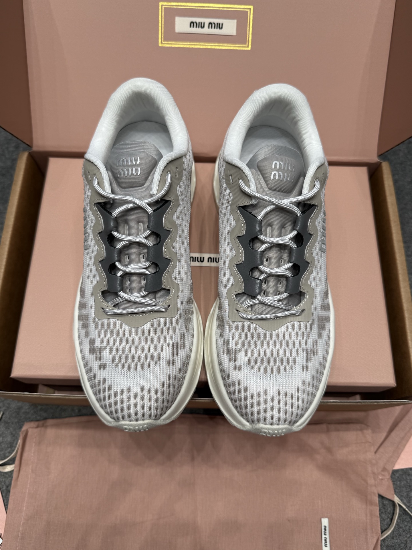 NO:408990,MiuMiu·Miu ss new couples retro thick-soled flying woven running shoes dad shoes casual sneakers top version original purchase developed and made products This MiuMiu sports shoes are made of technological flying woven fabrics ingeniously crafted, with ultra-light structure, integrating casual elements and sports style. Colorful bands and logo embossed soles highlight Miu Miu's sports fashion personality!  Original imported fabric technology fly weaving material, original customized breathable net, exclusive mold foaming + rubber material, sole thickness about 5cm, size for women 35-40, casual shoes/sports shoes, miumiu, sneakers19860909MiuMiu·缪缪 ss新款 情侣款复古厚底飞织跑鞋老爹鞋休闲运动鞋 顶级版本原版购入开发做货 这款缪缪运动鞋选用科技飞织面料匠心打造,超轻盈结构,将休闲元素和运动风尚融为一体,彩色饰带和徽标压花鞋底凸显Miu Miu的运动时尚个性！ 面料原版进口科技飞织材质 内里原版定制透气网里 鞋底独家开模发泡+橡胶材质 底厚约5cm 码数女35-40,休闲鞋/运动鞋,miumiu,sneakers,Women's Shoes