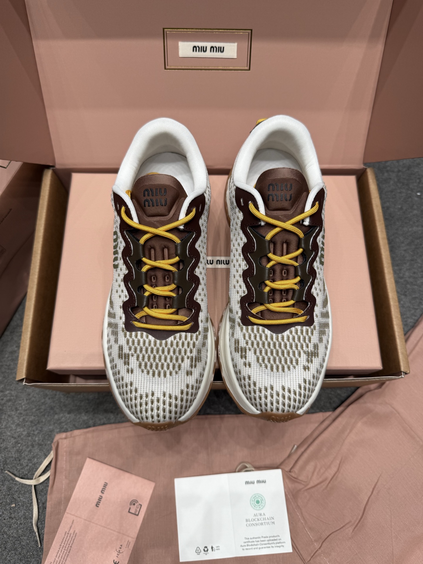 NO:408991,MiuMiu·Miu ss new couples retro thick-soled flying woven running shoes dad shoes casual sneakers top version original purchase developed and made products This MiuMiu sports shoes are made of technological flying woven fabrics ingeniously crafted, with ultra-light structure, integrating casual elements and sports style. Colorful bands and logo embossed soles highlight Miu Miu's sports fashion personality!  Original imported fabric technology fly weaving material, original customized breathable net, exclusive mold foaming + rubber material, sole thickness about 5cm, size for women 35-40, casual shoes/sports shoes, miumiu, sneakers19860909MiuMiu·缪缪 ss新款 情侣款复古厚底飞织跑鞋老爹鞋休闲运动鞋 顶级版本原版购入开发做货 这款缪缪运动鞋选用科技飞织面料匠心打造,超轻盈结构,将休闲元素和运动风尚融为一体,彩色饰带和徽标压花鞋底凸显Miu Miu的运动时尚个性！ 面料原版进口科技飞织材质 内里原版定制透气网里 鞋底独家开模发泡+橡胶材质 底厚约5cm 码数女35-40,休闲鞋/运动鞋,miumiu,sneakers,Women's Shoes