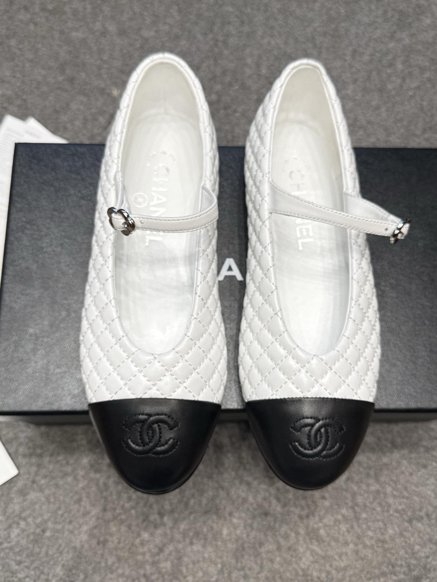 NO:417242,CHAN*L, 25a Mary Jane Shoes, the new counter model, the development process is based on the original version of our Russian Guest House, insisting on doing the same as the original version of zp. (Sometimes the copywriting did not compare the original version of zp because this is the original version of zp provided by the customer, and the customer does not put it.) The leather of this series of shoes is very good and expensive. The deer skin was made by the boss of our house who specially found the original Italian imported environmentally friendly cowhide leather embryo (the original version of zp is this kind of leather!) A-grade leather embryo is of quality, soft and skin-friendly, and the paint is delicate and durable. Generally, first- and second-tier brands will use this leather material. You can find out the price. This is one of the most expensive cowhide leather in the shoe industry. My door will always follow the counter, so there is no pressure to enter and exit the counter!  Quality is on the spot. I won’t say anything in a long-lasting way, it’s worth entering, because it’s classic enough, and only those who understand the brand value and history of Chan*l can appreciate this mellow feeling. Color: apricot color, black white, digit 35 36 37 38 39 (40 customized), Mary Jane, Chanel, mary jane, cowhide19860909CHAN*L,25a玛丽珍鞋 专柜新款,开发的过程是按我门俄罗斯客供zp原版走的,坚持做到与zp如出一辙.（有时候文案没把zp原版对比拍图出来是因为 这是客户供的zp原版,客户不给放.）这个系列鞋子皮质非常好且贵,鹿皮是我门老板特意找来原版意大利进口环保牛皮皮胚做成的（zp原版就是这种皮！）A级皮胚品质,柔软亲肤 漆面细腻耐用不裂,一般情况一二线品牌才会采用这种皮料.大家可以起打听一下价格,这是鞋业内最贵的牛皮皮之一. 我门永远只跟专柜走,放心进出专柜无压力！品质就摆在着.罗嗦话就不说了,值得入,因为够经典,懂得chan*l品牌价值和历史的才品味到这份醇厚的感受. 颜色:杏色 黑色 白色 码数35 36 37 38 39（40定做）,玛丽珍,chanel,mary jane,cowhide,Women's Shoes