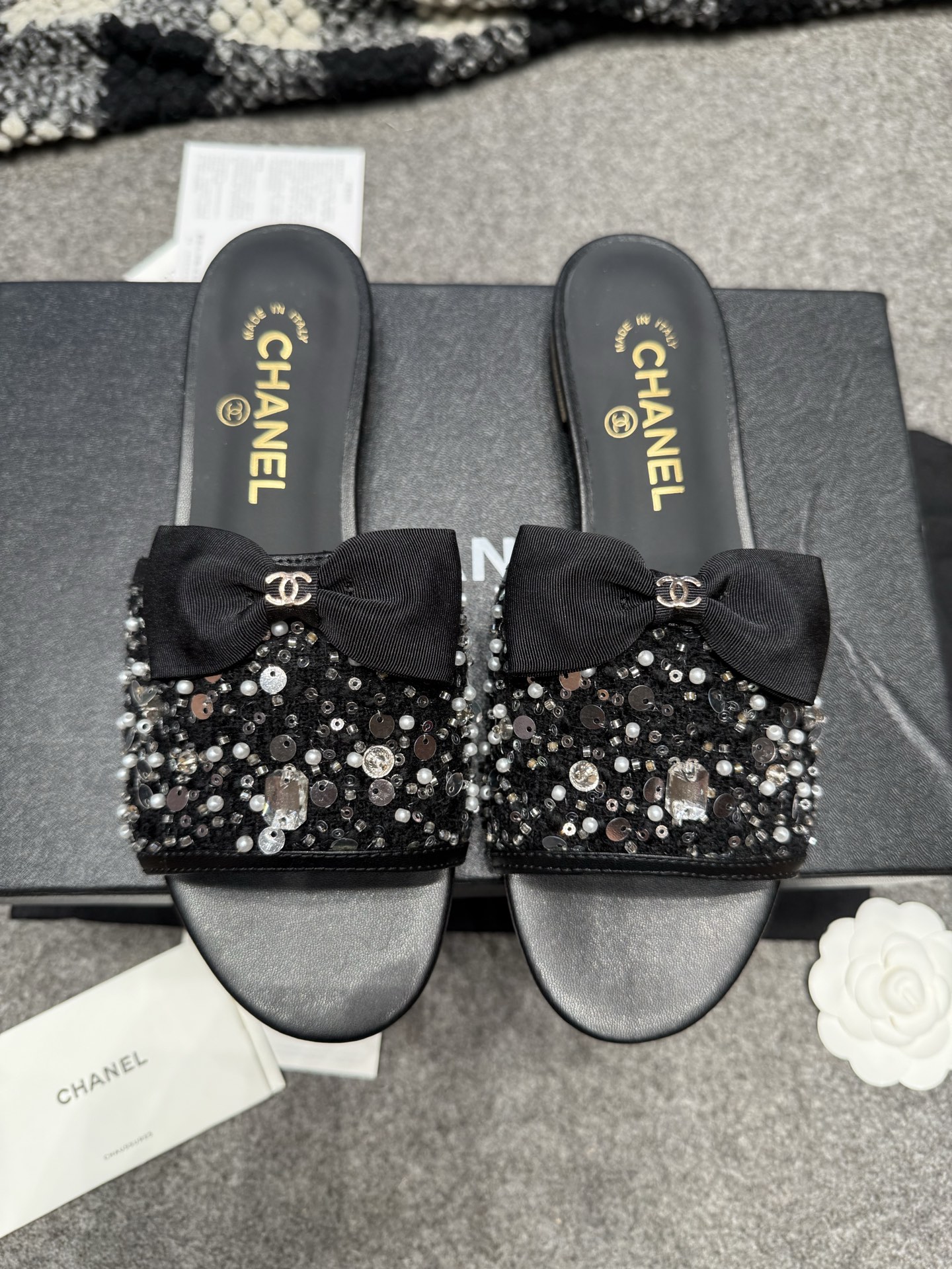 NO:417269,Chanel 24S's most beautiful slippers are really a shiny bow of love at a glance. This season is a must-have and full of girlish hearts. Highly recommended. In the past two years, Xiangjia slippers are a bit average, and I finally fell in love at first sight. Chanel Chanel's new style Xiaoxiangjia crystal bow flat sandals Heel height: flat 2 cm Fabric: hand-sewn diamond sheepskin Inner: sheepskin Size: 35 36 37 38 39 (40 custom made), slippers, chanel, chanel, chanel, slippers, sheepskin19860909chanel 24S最美拖鞋 真的是一眼爱的闪闪亮蝴蝶结,本季必入 满满少女心.强烈推荐.近两年香家得拖鞋有点一般,终于等来了一见钟情. Chanel香奈儿新款 小香家水晶蝴蝶结平底凉拖鞋 跟高:平底2 cm 面料:手工缝钻羊皮 内里:羊皮 码数: 35 36 37 38 39（40定做）,拖鞋,chanel,chanel,chanel,slippers,sheepskin,Women's Shoes