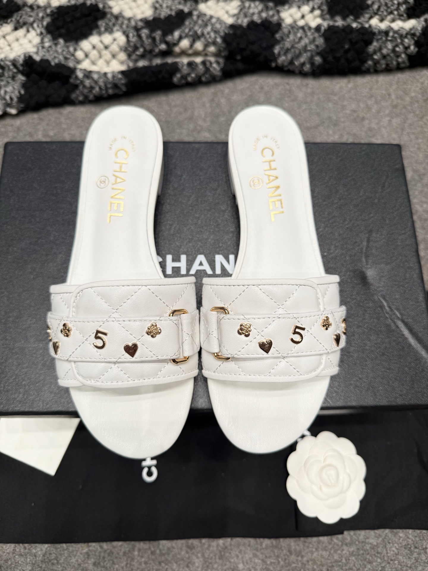 NO:417274,Chane* Xiaoxiang 25C metal letter sandals The upper is the iconic diamond pattern design with Chanel's unique elegance and exquisiteness. Each line is delicate and neat and full of texture. The metal buckle embellishes it not only adds the sense of detail, but also makes it easy to adjust the elasticity and comfort. The most eye-catching thing is the small metal accessories on the shoelaces, the double C logo, the number '5', the love, the flowers, cute and luxurious, and the high-end feeling. Wear it, whether it is going on vacation or going out on the street every day, it can easily become the focus, and walks with a wind. Sheepskin upper Sheepskin inner/footpad gold-plated logo genuine leather sole Size35-39 (40. Custom made without return), slippers, chanel, chanel, slippers, sheepskin, Leather soles19860909Chane* 小香25C金属字母凉拖 鞋面标志性的菱格纹设计,带着香奈儿独有的优雅与精致,每一处走线都细腻工整,质感满满.金属扣点缀其中,不仅增加了细节感,还方便调节松紧,舒适度直接拉满 最吸睛的是鞋带上那些小巧的金属配饰,双C logo、数字“5” 、爱心、花朵,可爱又奢华,满满的高级感.穿上它,无论是去度假还是日常出街,都能轻松成为焦点,走路都带风 羊皮鞋面 羊皮内里/垫脚 烫金logo 真皮大底 Size35-39（40.定做不退换）,拖鞋,chanel,chanel,slippers,sheepskin,Leather soles,Women's Shoes