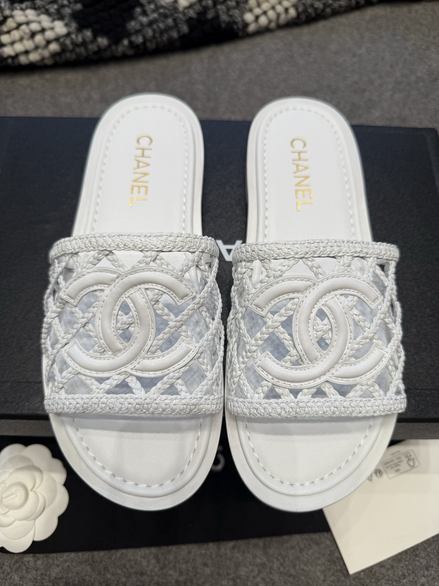 NO:417280,25P summer new Chanel Xiaoxiang classic double C slippers woven hollow flat sandals, showing a luxurious style. The upper is decorated with iconic double C elements, matched with exquisite plaid weaving, light and elegant, and the details are full of brand recognition. The simple flat design fits the foot shape and brings a comfortable wearing experience. Whether it is matched with casual, skirt, or simple, it can easily enhance the sense of fashion and demonstrate the wearer's exquisite taste and elegant temperament. It is an excellent item for fashion people to create exquisite shapes. The upper leather is hand-woven, inner foot pad sheepskin, soles, Italian leather outsole, size 35-39 (40.41 custom-made, non-return and exchange), slippers, chanel, slippers, skirts, sheepskin, Leather soles1986090925P夏季新款Chanel 小香经典双C一字拖鞋编织镂空平底凉拖鞋 尽显奢华格调.鞋面饰以标志性双 C 元素,搭配精致格纹编织,轻盈又优雅,细节之处满是品牌辨识度.简约的平底设计,贴合脚型,带来舒适穿着体验.无论是搭配休闲的、裙装,还是简约的,都能轻松提升时尚感,彰显穿着者的精致品味与优雅气质,是时尚人士打造精致造型的绝佳单品 鞋面皮革手工编织 内里垫脚羊皮 鞋底意大利真皮大底 码数35-39（40.41定做不退换）,拖鞋,chanel,slippers,skirts,sheepskin,Leather soles,Women's Shoes