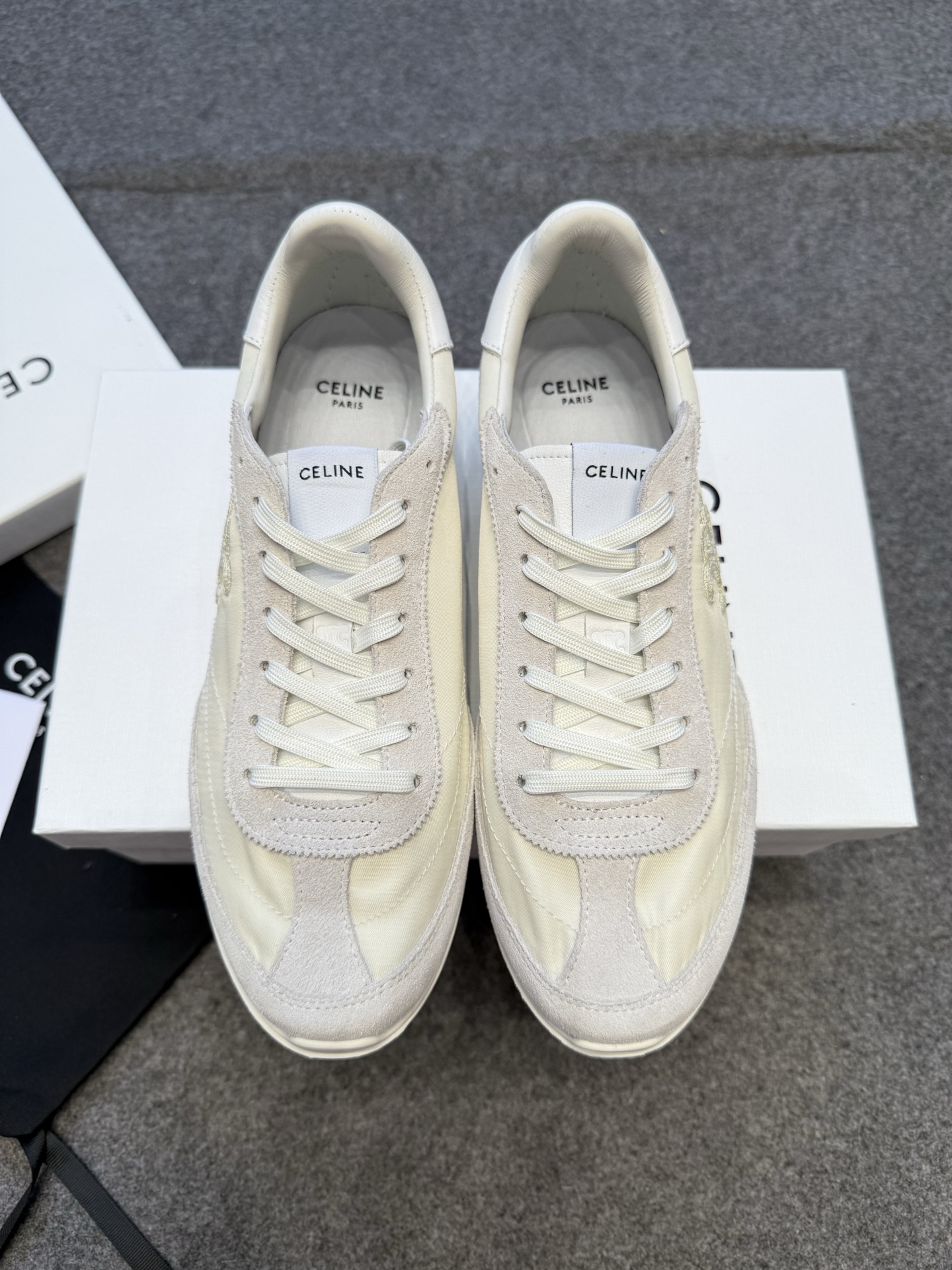 NO:445790,CELIN*25s ​​spring and summer new style, retro new comfortable dad shoes sports style, new preheating!  It was booked to be cleared as soon as it was launched ~ Long live comfort!  Even though time goes faster than before, my heart wants to calm down!  Whether it is lifestyle or daily outfits!  All choose to make you feel comfortable, the foot is super light and comfortable, the upper partition design is breathable and not stuffy!  The brand logo on the side is conspicuous, with recognizable feet and showing the complexity of skills!  No reproduction~ Material of cow velvet/tarp cloth, inner li sheep li, rubber sole, shoe size 35-39/40, custom-made, non-return, casual shoes/sports shoes, celine, sneakers19860909CELIN*25s春夏新款 复古新款舒适老爹鞋运动款 新款预热！刚上线就被预定清空～舒适万岁！即便时间比以前走的快,心却想静下来！无论是生活方式还是日常穿搭！都选择让自己觉得舒适的,上脚超级轻便舒适,鞋面分区设计,透气不闷脚！侧面显眼品牌logo,上脚具有辨识度又展现技艺的复杂！无可复刻～ 材质牛反绒/防水布 内里羊里 大底橡胶大底 鞋码35-39/40定制不退换,休闲鞋/运动鞋,celine,sneakers,Women's Shoes