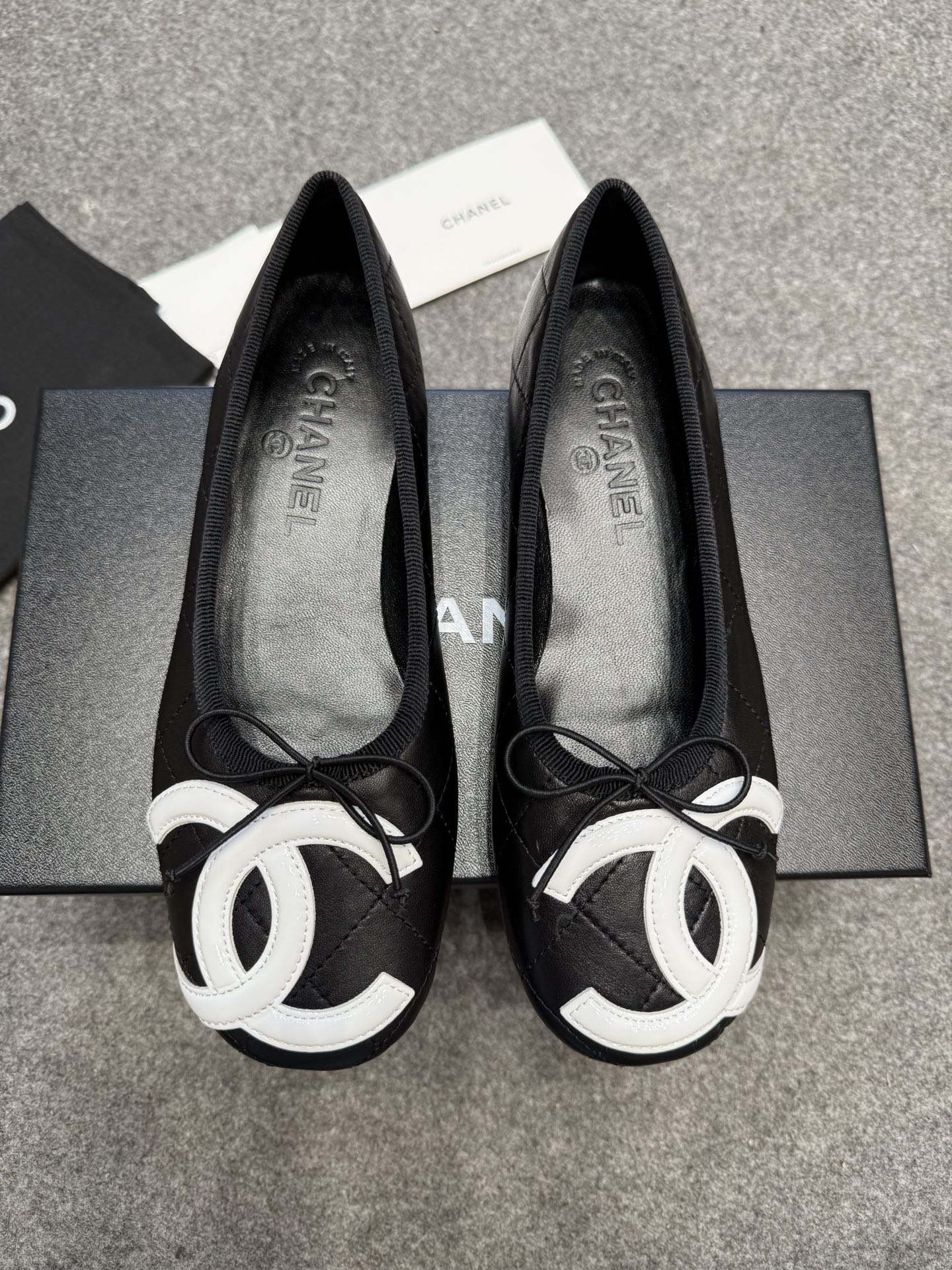 NO:445775,CH Xiaoxiang Zhonggu Kangpeng DaCC Ballet Shoes Purchase Quality ~ No pressure in and out Super large double CC, eye-catching and eye-catching, fashionable/fashionable/unique and charming, invincible and comfortable to wear, great~ easy to wear~ skirts, pants, invincible versatile ~ salt or sweet~ huge high-end, you can choose, mixed-branded lambskin on the upper, small goatskin inside, outsole exclusive 1:1 original development private model Tpu sole fits Tpu printed Chanel gasket ABS painted heel The outsole process is full of complexity ~ the key sole has a seiko real car line ~ ordinary small factories cannot operate 35~40, single shoes, chanel, skirts, sheepskin19860909CH小香中古康鹏大CC 芭蕾舞鞋 代购品质～出入无压力 超大双CC  吸晴醒目 洋气/时髦/独特又迷人 上脚无敌舒服 棒棒棒～好穿好搭～裙装、裤装、无敌百搭～可盐可甜～巨高级 任你挑 鞋面混种小羊皮 内里小山羊皮 大底独家1:1原版开发私模Tpu鞋底贴合Tpu印刷Chanel垫片ABS烤漆鞋跟 大底工艺复杂程度满满～重点大底带有精工真车线～一般小工厂根本操作不了的 35～40,单鞋,chanel,skirts,sheepskin,Women's Shoes