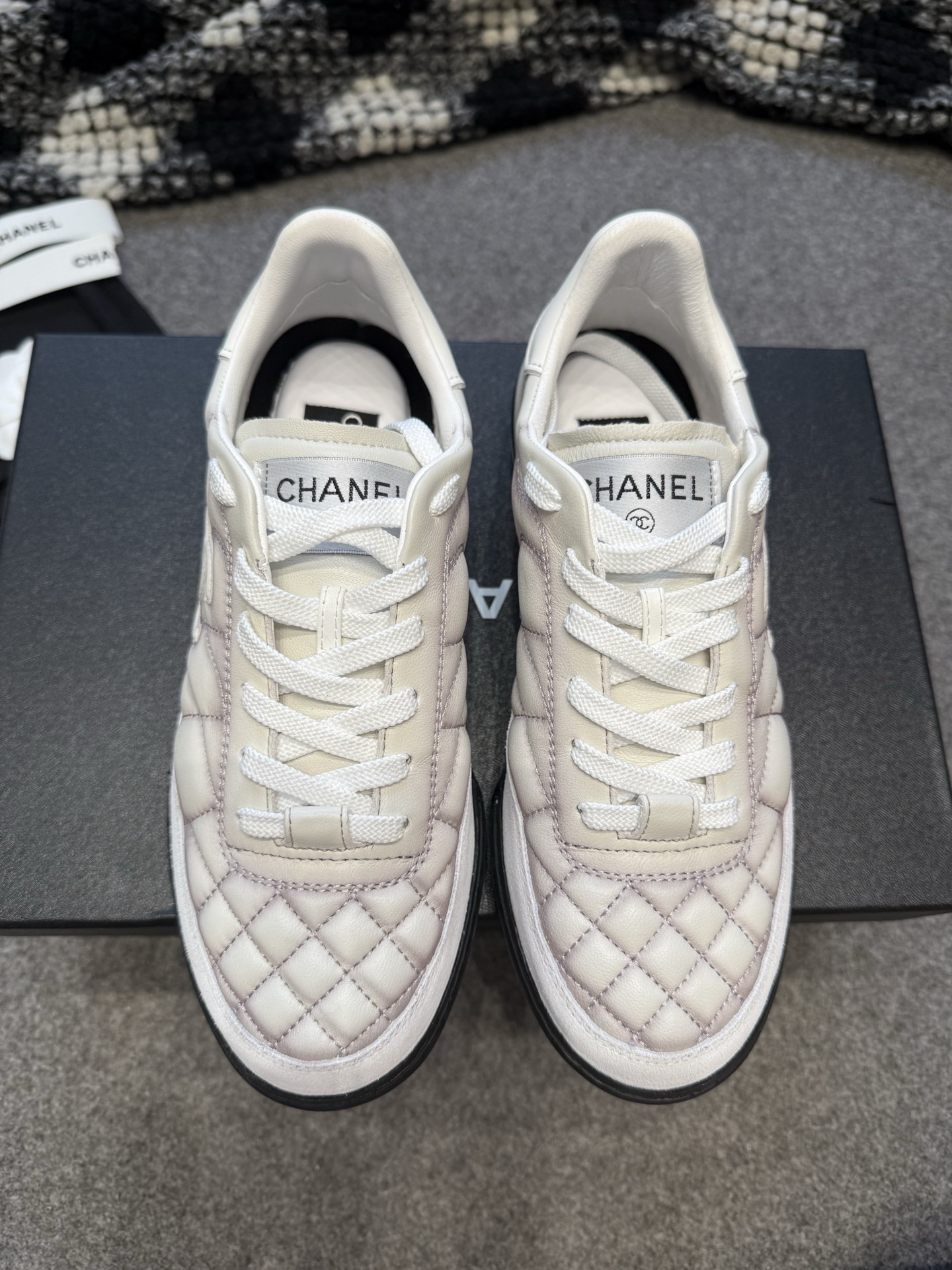 NO:445767,Chanel Chanel 2025ss new style Xiaoxiang diamond plaid lambskin baseball shoes tennis shoes black and white panda color matching casual sneakers top version original purchase development Xiaoxiang latest hidden tennis shoes, soft diamond plaid soft lambskin paired with large tongue and classic double C logo full of retro feel, and it is also the most versatile black and white color matching coco girls must-have casual shoes sole broken nail design, super soft, the counter is very popular original fabric custom lambskin diamond pattern inner original custom sheepskin + net sole original open mold broken nail rubber material Sole thickness about 2.5cm Size 35-40, casual shoes/sports shoes, chanel, chanel, sneakers, sheepskin19860909Chanel·香奈儿 2025ss新款 小香菱格纹小羊皮棒球鞋网球鞋黑白熊猫配色休闲运动鞋 顶级版本原版购入开发做货 小香最新隐藏款网球鞋,软菱格纹柔软小羊皮配搭大鞋舌和经典双C logo满满的复古感,又是最最最百搭的黑白配色coco女孩必入的一款休闲鞋鞋底碎钉设计,超级柔软,专柜非常火爆 面料原版定制小羊皮菱格纹 内里原版定制羊皮+网里 鞋底原版开模碎钉橡胶材质 底厚约2.5cm 码数35-40,休闲鞋/运动鞋,chanel,chanel,sneakers,sheepskin,Women's Shoes