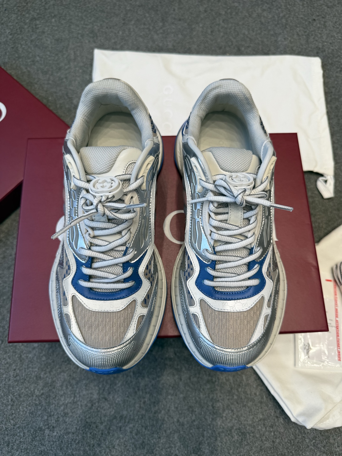 NO:445759,Gucci series 2.0 sports shoes are heavily money to create a new interpretation of the brand's iconic striped webbing elements. When the retro gene hits the futuristic design, this pair of Gucci new shoes directly pulls the trend threshold. Color matching Caron contrast + classic stripes, multi-layer different material splicing, mesh breathable, leather shaped, details are made of double G midsole + iconic double G lock laces, retro DNA is crazy and furious, every step is on the trend aesthetics. This sports running shoes will be a generation of masterpieces. Using technology mesh 3D printing technology, EVA shock absorbing midsole is built-in carbon plate, TPU combination sole (about 4cm increase) thick sole perfectly presents the posture... The foot feels super invincible, sports comfortable, casual and versatile. Male 39-45, dad shoes, gucci, gucci, sneakers19860909Gucci系列 2.0运动鞋重金打造焕新演绎品牌标志性条纹织带元素当复古基因撞上未来感设计这双古驰新鞋直接把潮流阈值拉满 配色卡龙撞色+经典条纹, 结构多层异材质拼接,网纱透气、皮革定型, 细节做双G中底+标志性双G锁扣鞋带,复古DNA疯狂躁动,每一步都踩在潮流审美 这款运动跑鞋又将是一代绝唱 采用科技网面3D打印技术,EVA减震中底内置碳板,TPU组合大底（约4cm增高）厚底完美呈展姿态…… 脚感超级无敌好,运动舒适,休闲百搭 配码男39-45,老爹鞋,gucci,gucci,sneakers,Women's Shoes