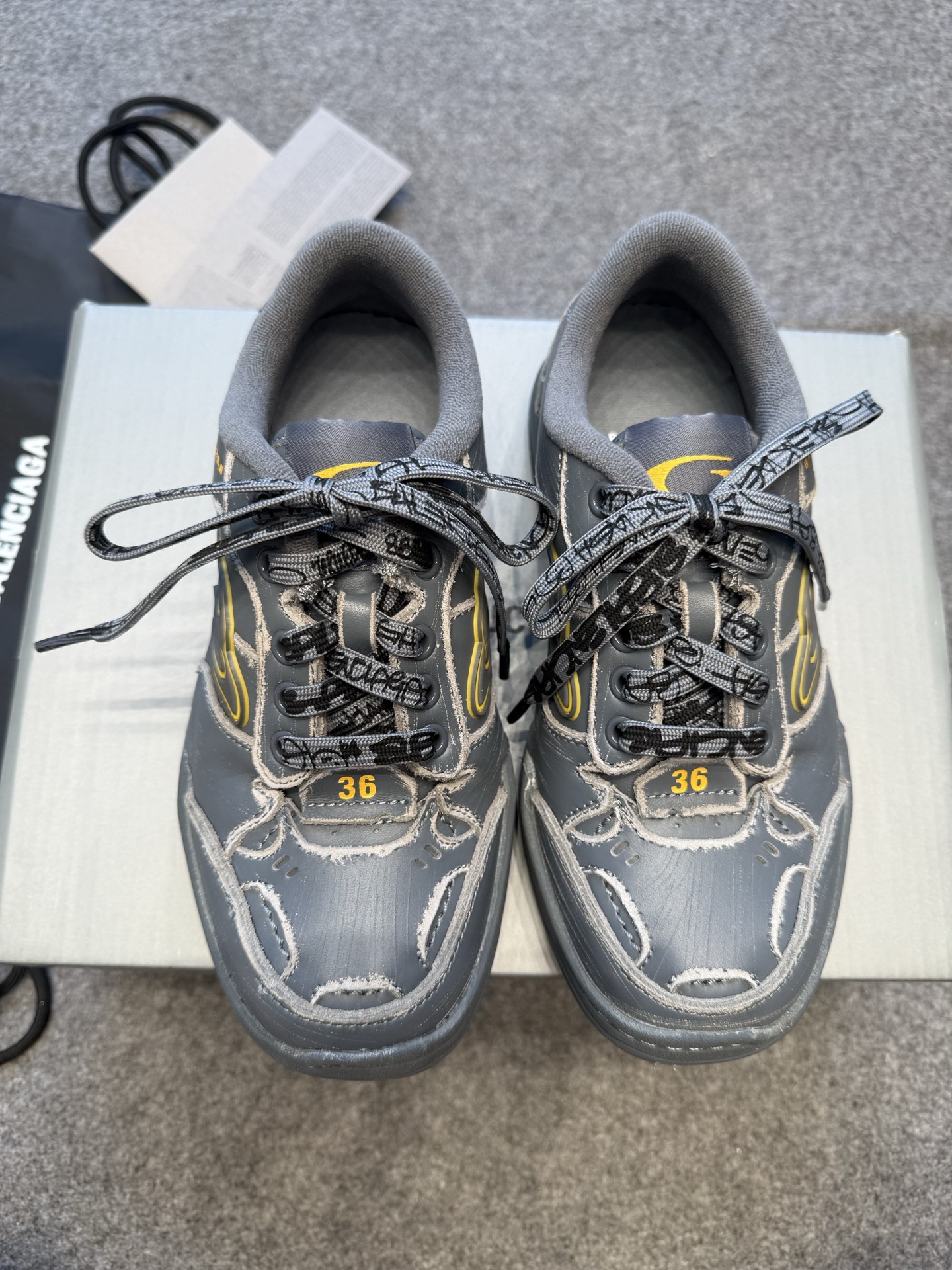 NO:445752,Balenciag*25s spring and summer new Hamptons series sneakers Shoe dressing recommendation | Balenciaga Hamptons I always complained that the design of sneakers is the same, either stupid or too street--it was encountered this pair of Balenciag Hamptons Worn-out - it perfectly touched my aesthetic point of low-key pioneering sense, daily life is not mediocre. Why is it said to be a 'commuting party dish' 1. Round head + low top = fairy proportion. It is too much more than the restrained silhouette of traditional dad shoes!  The round head design does not squeeze the soles at all, the low top reveals the ankles, and the legs are instantly elongated with nine-point pants. 2. The old-fashioned craftsmanship is the soul. The upper deliberately retains burrs + scratches, and the mixed-color shoelaces seem to be stained by time, and even the rubber sole has a worn texture!  The cabinet sister emphasized that 'traces are part of the craft, and they have personal marks as they go through time' - completely cured my anxiety about cleanliness. The latest model of the purchasing agent version of balenciaga Balenciaga in 25 years, hamptons, same style for men and women, couples, old casual sneakers, women: 35-39, customized 40.41, men: 40-44, customized 39.45, women, men, casual shoes/sneakers, balenciaga, balenciaga, sneakers19860909Balenciag*25s春夏新款 Hamptons系列运动鞋 鞋履穿搭推荐｜Balenciaga Hamptons 之前总抱怨运动鞋设计千篇一律,要么笨重要么太街头,直到遇到这双巴黎世家Hamptons Worn-out ——它完美踩中我的审美点低调的先锋感、日常却不平庸  为什么说它是「通勤党天菜」 1. 圆头+低帮=神仙比例 比传统老爹鞋收敛的廓形太加分了！圆头设计完全不挤脚掌,低帮露出脚踝,搭配九分裤瞬间拉长腿型, 2. 做旧工艺是灵魂 鞋面故意保留毛边+刮痕,混色鞋带像被岁月晕染过,连橡胶底都带磨损纹理！柜姐强调“痕迹是工艺的一部分,越穿越有个人印记” —— 彻底治好了我的洁癖焦虑. 代购版balenciaga巴黎世家25年最新款 hamptons男女同款 情侣款做旧休闲运动鞋 女:35-39订做40.41 男:40-44订做39.45 女 男,休闲鞋/运动鞋,balenciaga,balenciaga,sneakers,Women's Shoes