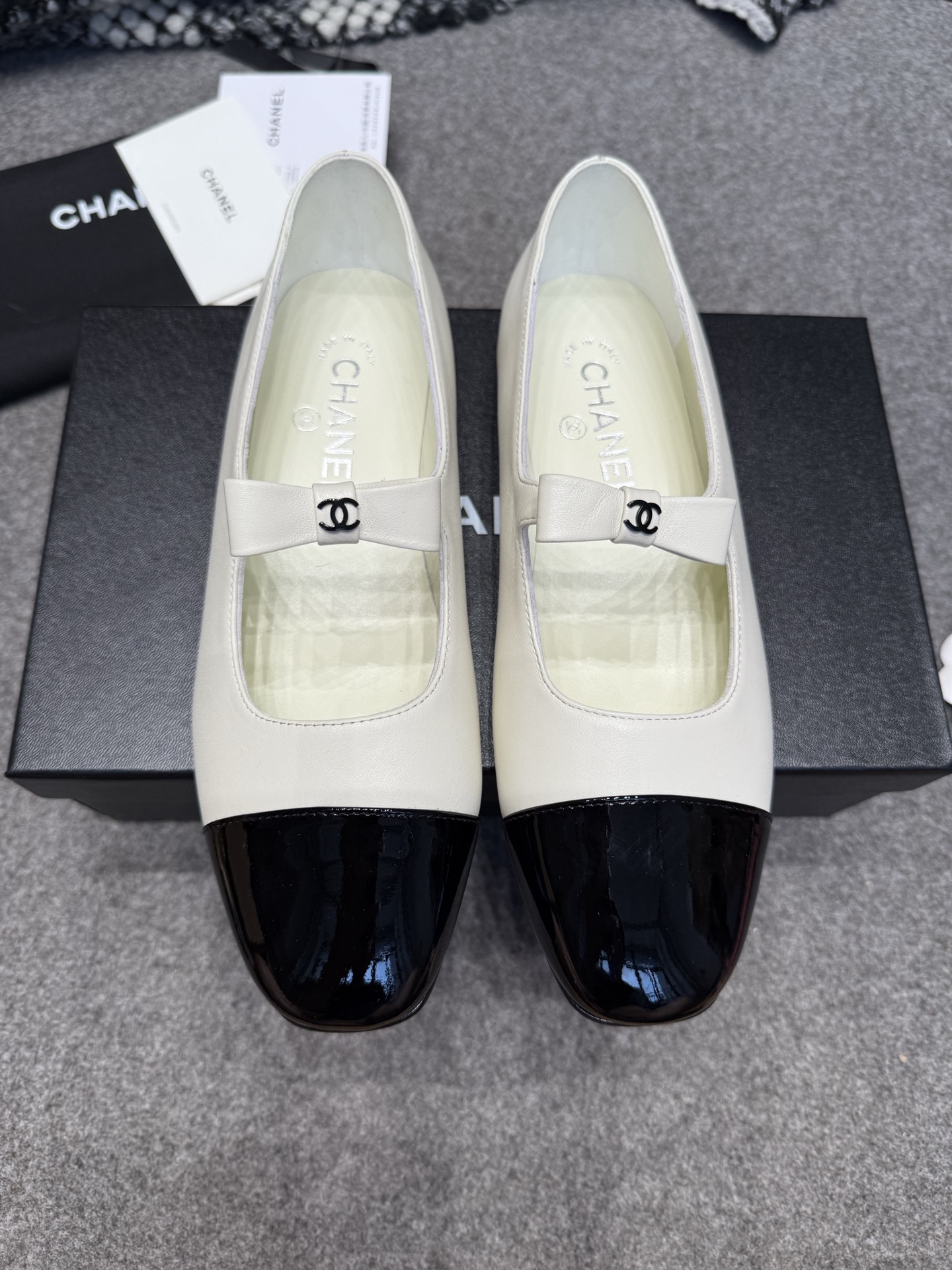 NO:445749,New Chanel 25B Little Scent Bow Mary Jane Shoes Classic Double C Small Buckle Flat Ballet Shoes Chanel 25B Good-looking and easy-to-wear ballet shoes This season's pink ballet shoes are really hard to watch!  Small square-head bow, black fans, it looks very good!  Classic double C bow, Xiangjia high-end feel is always convincing. It looks simple style but it is inexplicably high-end on the feet. Absolute girlish feeling. Comfortable and easy to wear. Upper sheepskin/cow patent leather. Inner footbed sheepskin. Soles Italian leather outsole. Size 35-39 (40.41 custom made without return). Mary Jane, chanel, chanel, mary jane, sheepskin, Leather soles19860909新款Chanel 25B 小香蝴蝶结玛丽珍鞋经典双C小扣平底芭蕾舞鞋 Chanel 25B 好看又好穿的芭蕾鞋 这季的粉色芭蕾鞋是真的很难不入眼！ 小方头蝴蝶结,黑粉拼,很好看啊！经典双C蝴蝶结,香家高级感这块总让人大写的服气 看起来简单的款式 但上脚就莫名很高级 绝对的少女感 舒适好穿 鞋面羊皮/牛漆皮 内里垫脚羊皮 鞋底意大利真皮大底 码数35-39（40.41定做不退换）,玛丽珍,chanel,chanel,mary jane,sheepskin,Leather soles,Women's Shoes