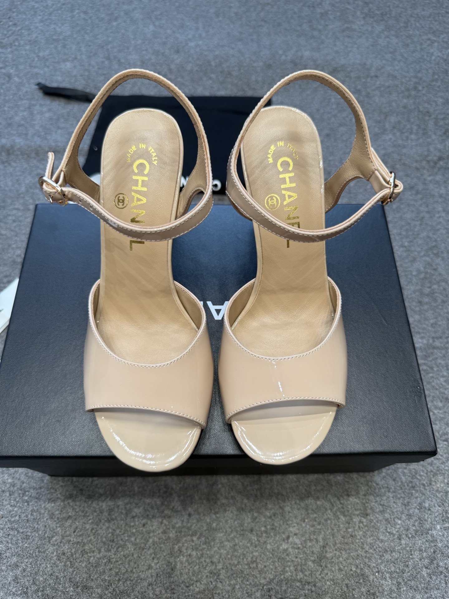 NO:464452,Chanel Chanel new pearl heel sandals Chanel's pearl heel sandals are as soon as they are put on the feet, and the style is filled with the style~ black leather with pearl details, elegant and sexy. Seeing the 'My Home' on the shoe box, I feel so unconcealed with exquisiteness. The trick in the outfit makes me feel high-end every step~ Heel height 8.5CM Size 35-39 (40, custom made no return or exchange), high heels sandals, chanel, chanel, sandals, high heels19860909Chanel香奈儿新款珍珠跟凉鞋 香奈儿这双珍珠跟凉鞋一上脚,格调直接拉满～黑色皮革配珍珠细节,优雅又藏着小性感,瞅见鞋盒上的“我家”,暗爽这份藏不住的精致 穿搭里的小心机,每一步都踩出高级感～ 跟高8.5CM 码数35-39（40、定做不退不换）,高跟鞋凉鞋,chanel,chanel,sandals,high heels,Women's Shoes