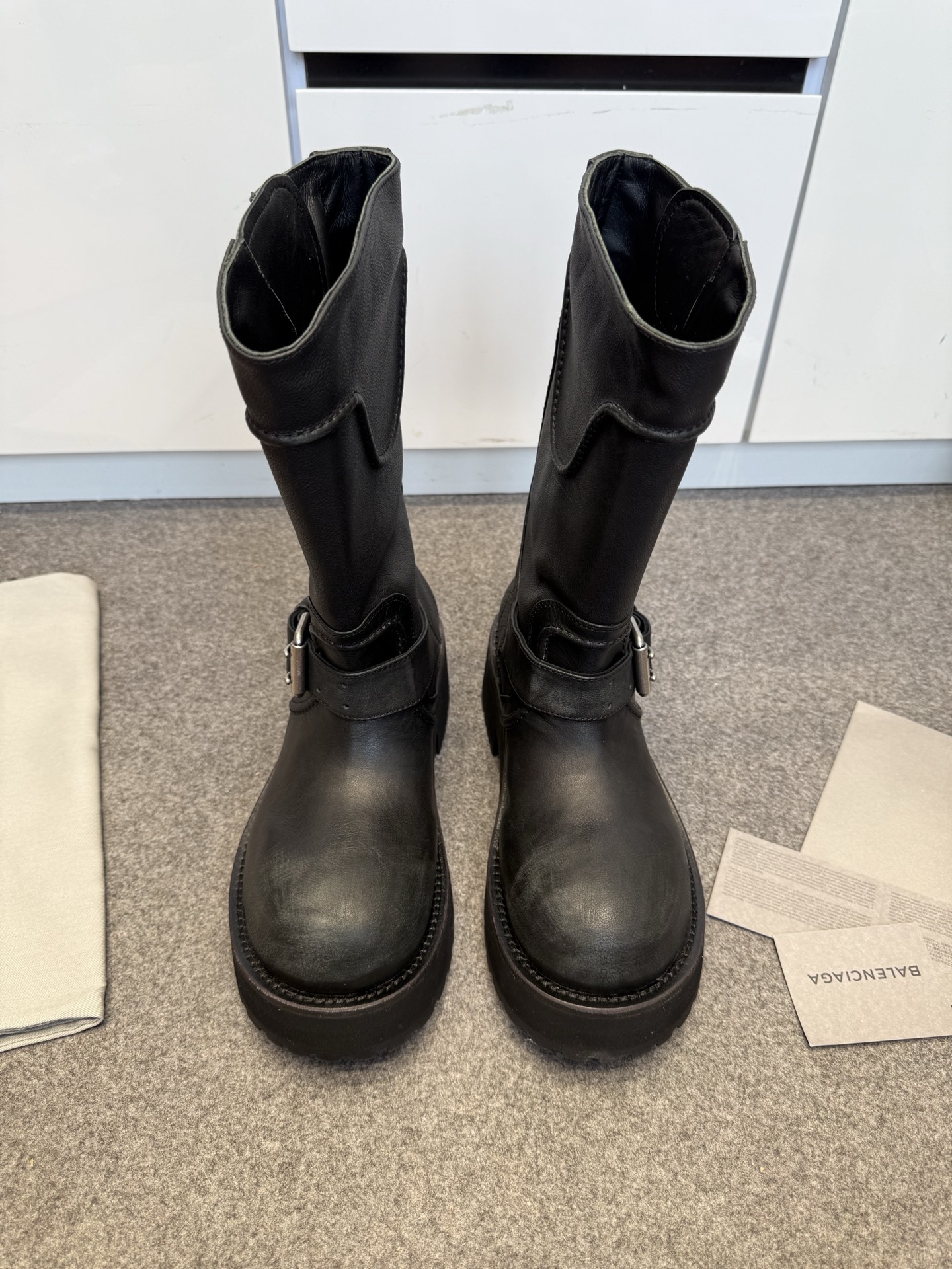NO:483856,New model is available for sale Balenciaga FW25 Venom Boots by balenciaga Venom Boots 12-inch dark functional style Original data - original 1:1 restore details The design of Venom Boots is very recognizable, with neat lines and metal buckles, and every detail shows Balenciaga's avant-garde attitude. The leather has a superior texture, restrained luster but luxurious yet, and the foot feels more comfortable and stylish. The fabric is customized with matte natural calfskin/aging and destructive craftsmanship effect Customized mid-gloss cowhide hardware customized pure copper matte silver brushed aged version Large bottom 3-layer combination - leather edge strip / rebound wear-resistant velvet / tire rubber outsole Size number for women 35-39 (40 fixed) Men 40-45 (46 fixed)  Original packaging, boots, balenciaga, balenciaga, boots, cowhide19860909新款上架 巴黎世家 Balenciaga FW25 Venom Boots by balenciaga 毒液靴 12寸暗黑机能风 原厂数据-原版1:1还原细节 毒液靴的设计极具辨识度,利落的线条搭配金属扣饰,每一处细节都彰显着Balenciaga的前卫态度.皮革质感上乘,光泽内敛却又奢华尽显,脚感更是舒适与格调并存. 面料定制哑光自然摔小牛皮/做旧破坏工艺效果 内里定制中光牛皮 五金定制纯铜哑银色拉丝做旧版本 大底3层组合-真皮沿条/回弹耐磨绒/轮胎橡胶外底 码数女 35-39（40定） 男 40-45（46定） 原版包装,靴子,balenciaga,balenciaga,boots,cowhide,Women's Shoes