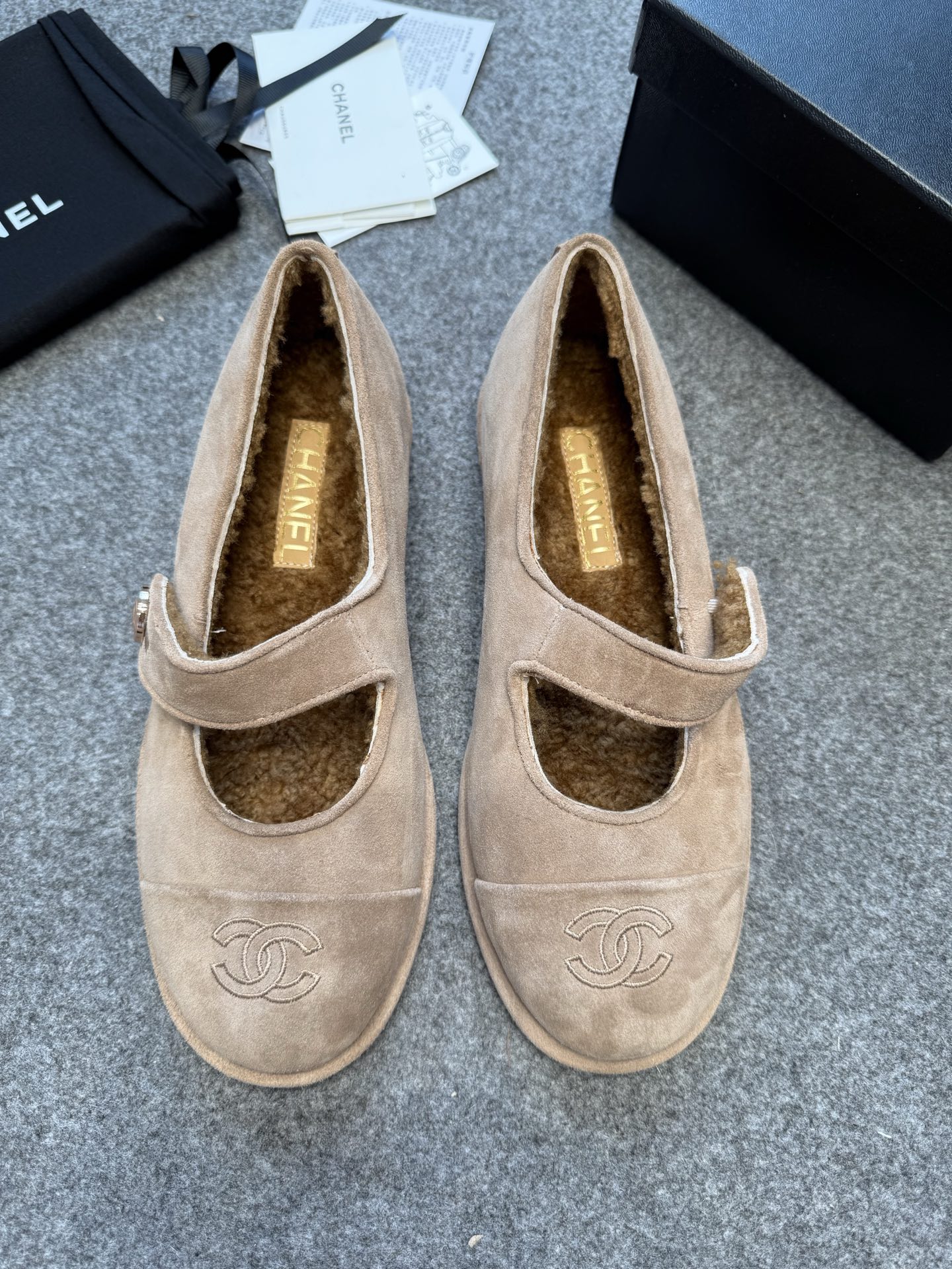 NO:464439,Chanel25b new lamb wool Mary Jane shoes The first pair of shoes that were asked about early autumn!  Chanel Lambsweed Mary Chanel’s gentle bang in early autumn!  This pair of lamb fur Mary Jane feels like she is moved!  Sisters!  Chanel's new early autumn products are very good at understanding girls!  The classic Mary Jane shoe shape, when it comes to soft fufu lamb wool material, this combination is simply 'elegant retro' and 'warm and lazy' that instantly hits my aesthetic point!  High mercerized beef velvet upper, imported lamb wool foot pad, Italian thickened leather sole, size 35-39 (40.41. Custom made without return), ballet shoes Mary Jane, chanel, chanel, mary jane, Leather soles19860909Chanel25b新款羊羔毛玛丽珍鞋 被问爆的早秋第一双鞋！香奈儿羊羔毛玛丽 香奈儿早秋的温柔暴击！这双羊羔毛玛丽珍,是心动的感觉啊！ 姐妹们！香奈儿这波早秋新品也太懂女生了吧！ 经典的玛丽珍鞋型,遇上软fufu的羊羔毛材质,这组合简直是 「优雅复古」撞上「温暖慵懒」瞬间戳中我的审美点！ 鞋面高丝光牛反绒 内里垫脚进口羊羔毛 鞋底意大利加厚真皮大底 码数35-39（40.41.定做不退换）,芭蕾舞鞋玛丽珍,chanel,chanel,mary jane,Leather soles,Women's Shoes