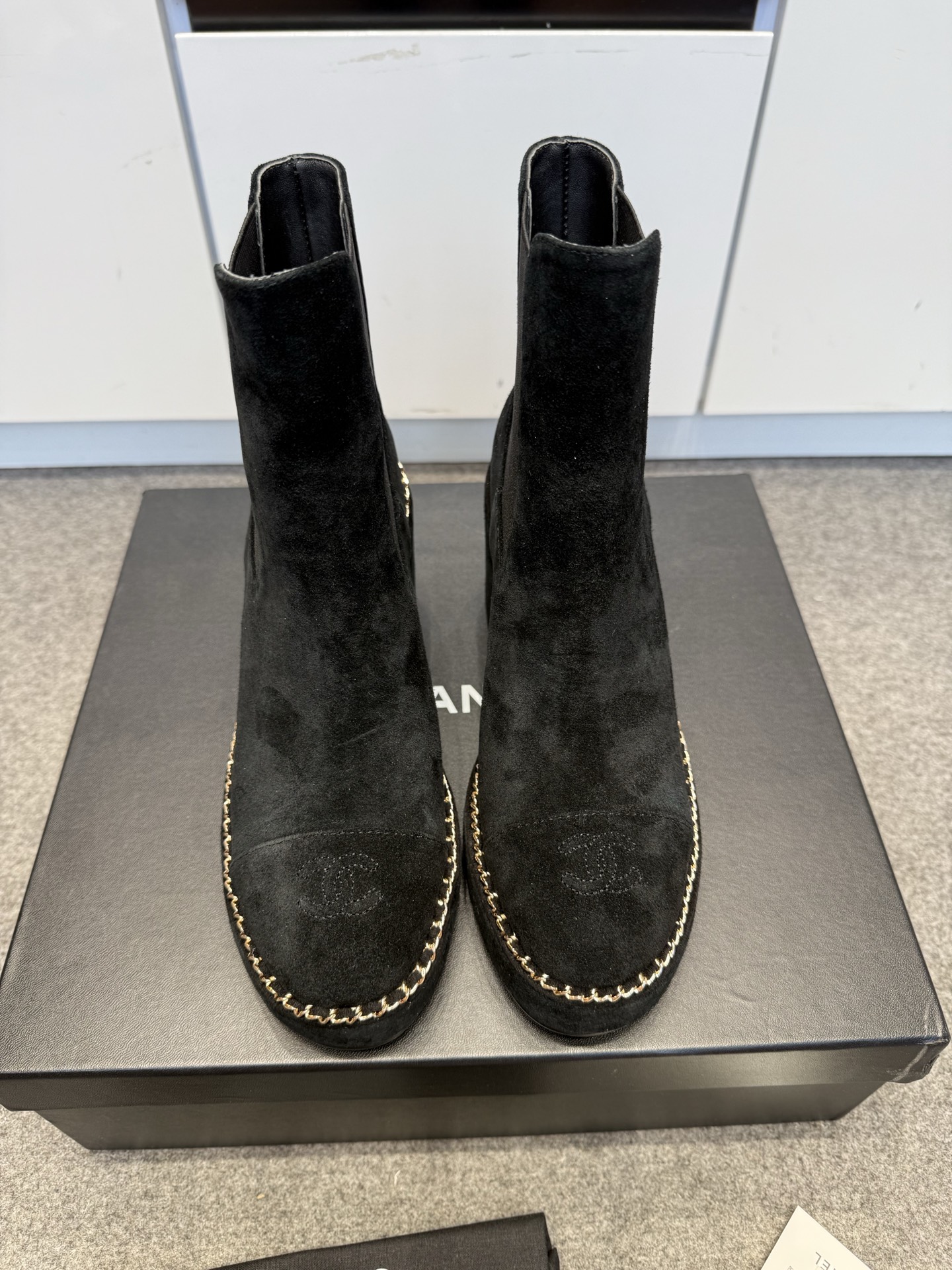 NO:483848,Chanel's new Chelsea short boots autumn and winter new letters knight boots library boots This knight boot is really a representative of handsome and fashionable Martin boots knight boots boots and is embellished with Chanel letters, low-key and luxurious!  Simple, fashionable, personal and grand!  Natural and smooth beauty, a kind of beauty that stuns the time, and long legs should be displayed in winter~ Imported cowhide upper Nelipili size 35-39 (40,41 custom made without return) Soles Italian leather soles, boots, chanel, boots, cowhide, Leather soles19860909Chanel新款切尔西短靴秋冬新款字母骑士靴库靴这款骑士靴真的是帅气时尚的代表马丁靴骑士靴靴筒Chanel字母点缀 低调不失奢华！简约时尚个性又大气！自然流畅的美感,有种惊艳了时光的美感,冬日也要展现大长腿～ 鞋面进口牛皮 内里皮里 码数35-39（40,41定制不退换） 鞋底意大利真皮大底,靴子,chanel,boots,cowhide,Leather soles,Women's Shoes