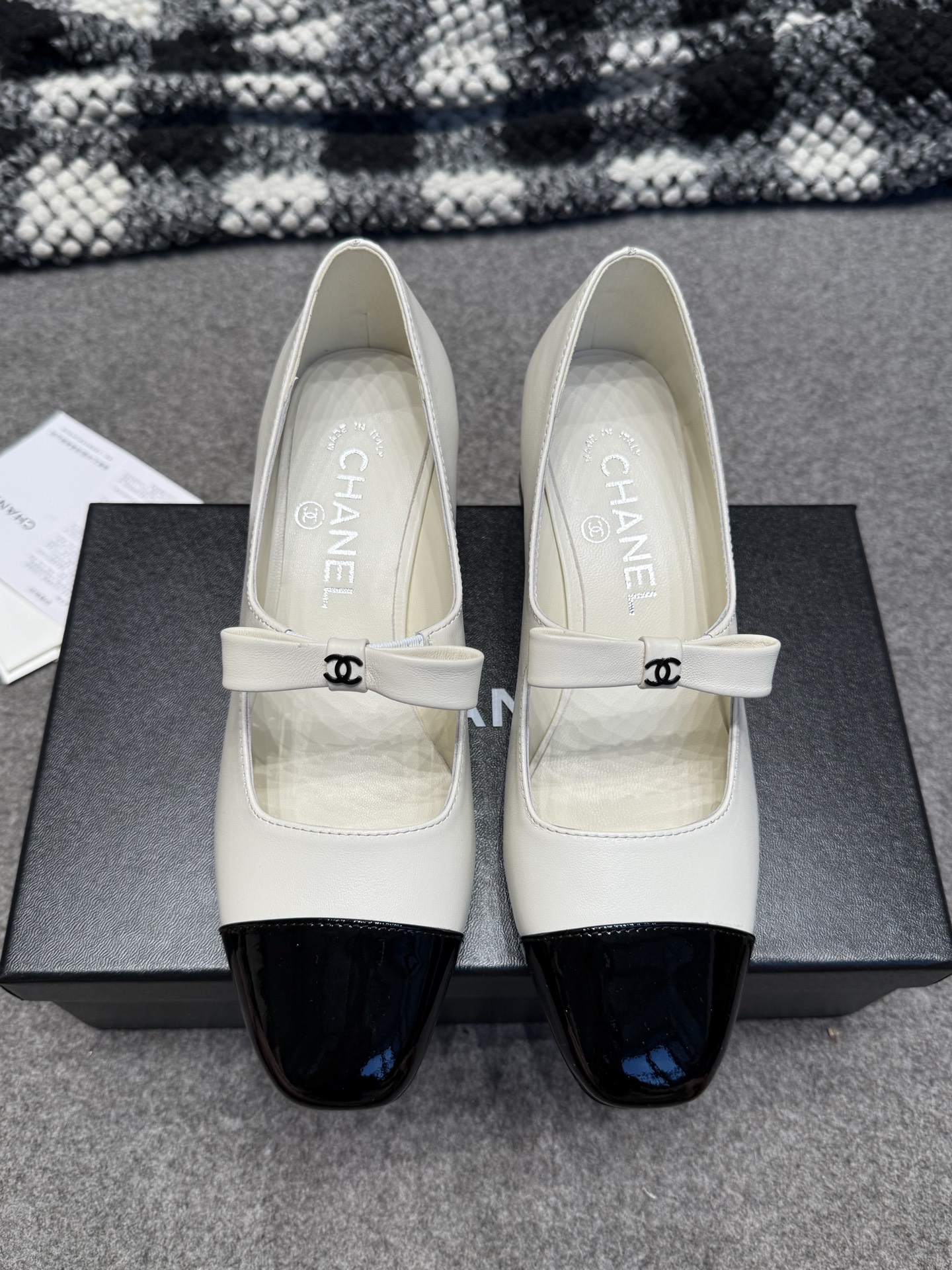 NO:483840,CHANE*25s Little Chanel Early Spring Hot Products Braided Mary Jane Baotou Single Shoes Sandals are definitely your own style!  !  It's much more comfortable than the classic Slingback!  Every color makes the feet look white, which makes the whitening weapon! It's so cute! It's a hot little fragrance again~ Material original sheepskin, inner lining original sheepskin, outsole genuine leather sole, heel height: 5 cm Size: 35-39/(40/customized, not returned or replaced), Mary Jane, chanel, chanel, sandals, mary jane, sheepskin19860909CHANE*25s小香奈儿早春爆品编织玛丽珍包头单鞋凉鞋 妥妥的自留款！！比经典款Slingback舒服太多啦！每个颜色上脚都很显白 的显白利器!好嗲啊!又是火爆的小香~ 材质原版羊皮 内里原版内里羊皮 大底真皮鞋底 跟高:5 cm 码数:35-39/(40/定制不退不换),玛丽珍,chanel,chanel,sandals,mary jane,sheepskin,Women's Shoes