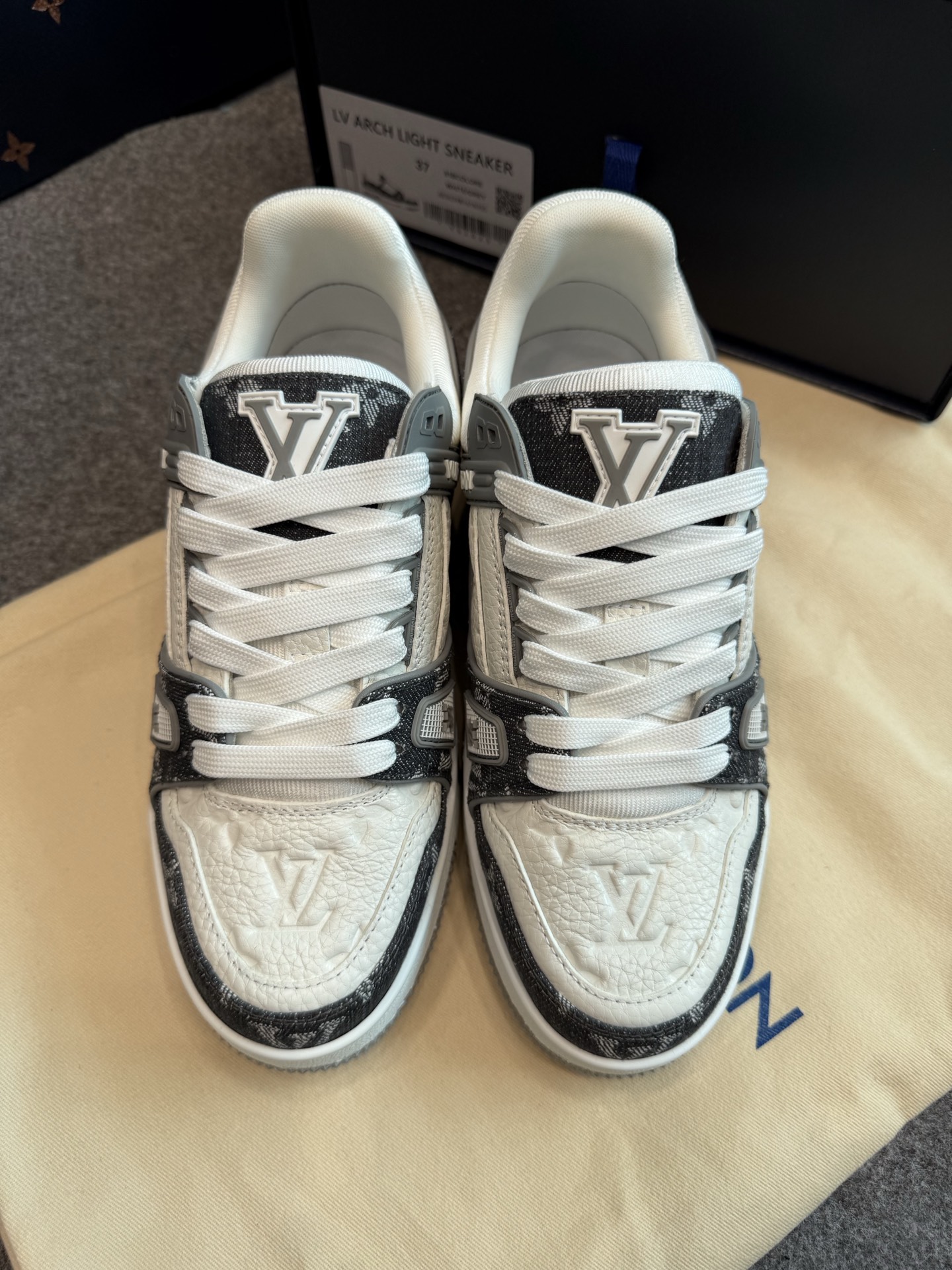 NO:483816,The biggest improvement in this counter upgrade is the comfort of the foot, the old version is stuck in the foot, the upgraded version has better comfort, and the shoe shape is more delicate than before., casual shoes/sports shoes, sneakers19860909这次专柜升级提升最大的是,上脚舒适度,老版本卡脚,升级版上脚舒适度好,上脚鞋型也比以前秀气.,休闲鞋/运动鞋,sneakers,Women's Shoes