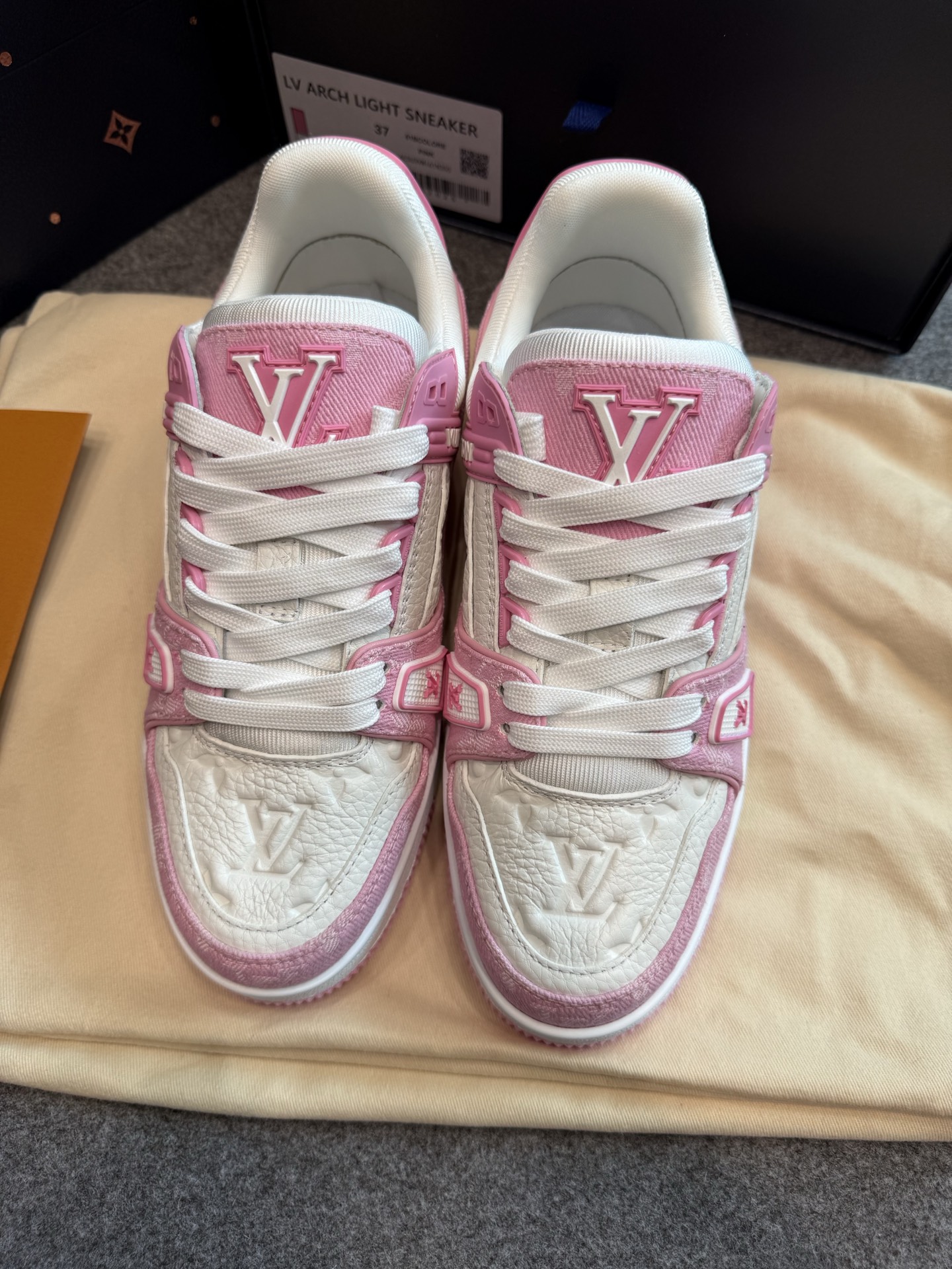 NO:483827,The biggest improvement in this counter upgrade is the comfort of the foot, the old version is stuck in the foot, the upgraded version has better comfort, and the shoe shape is more delicate than before., casual shoes/sports shoes, sneakers19860909这次专柜升级提升最大的是,上脚舒适度,老版本卡脚,升级版上脚舒适度好,上脚鞋型也比以前秀气.,休闲鞋/运动鞋,sneakers,Women's Shoes