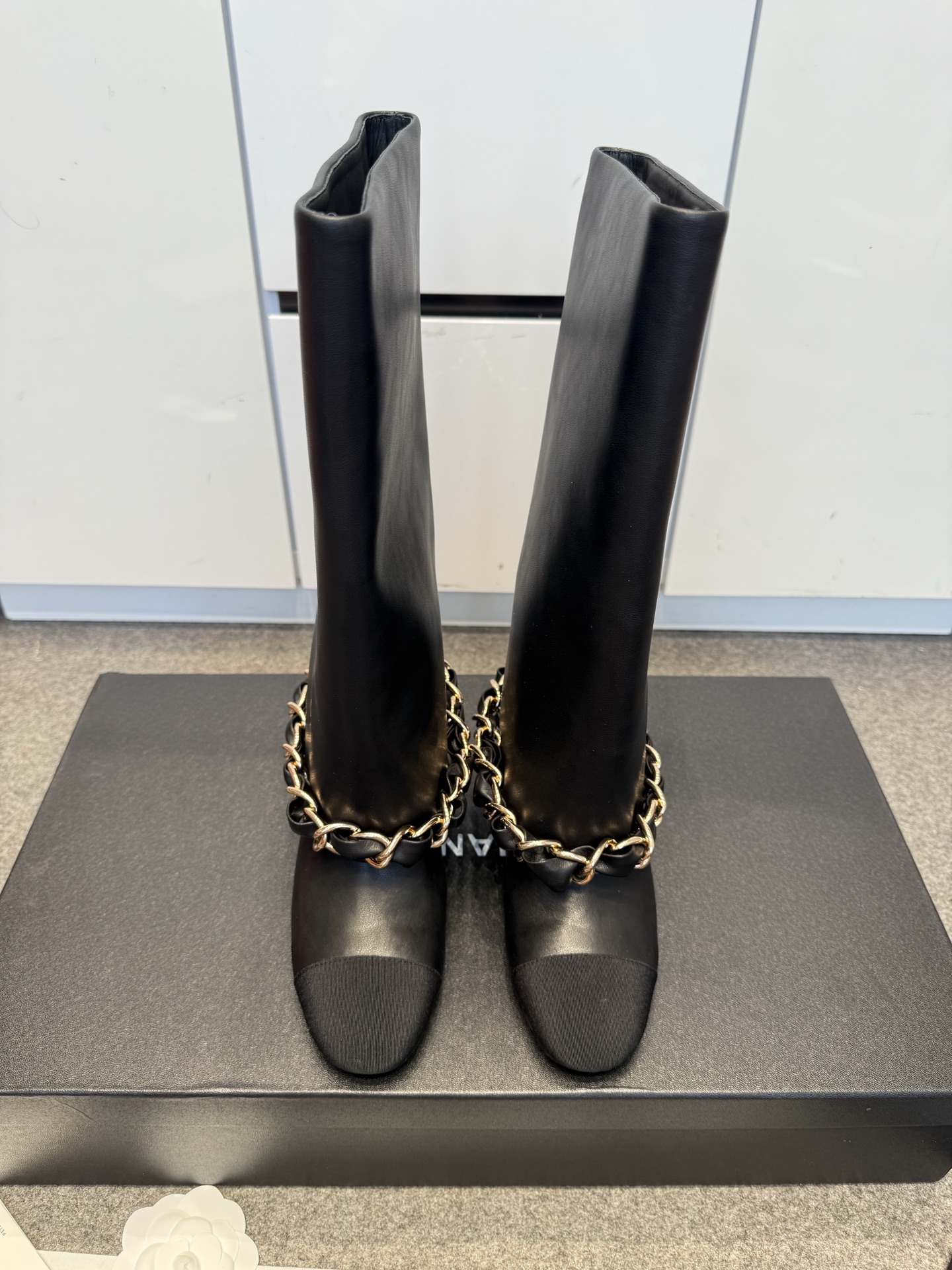NO:498370,Chanel 25K new chain knight boots, eternal classic, evergreen series of items in the shoe cabinet. Generally, you can use more boots of this type~ It has a celebrity temperament and a little inadvertent retro, a small round toe splicing design, the curve is very well controlled, not a dull and sharp shoe shape, it should be soft and harmonious, durable and elegant, custom-made original lambskin on the upper, very soft and comfortable, not tight, imported lambskin inside, super delicate foot comfort 100% Italian leather outsole, high safety performance, heel height 5.5cm thick heel design, visual elongation ratio~ Size35-39 (40/41 custom-made, no return or replacement), boots, chanel, boots, sheepskin, Leather soles19860909Chanel 25K新款链条骑士靴 永恒的经典 鞋柜里常青的系列单品 一般碰到这个类型的靴子可以多入哦～ 具有名媛气质 又带着一丝不经意的小复古 小小圆头拼接设计 弧度把控的非常到位 不是呆板尖锐的鞋型 它要柔和谐 耐看有品 鞋面定制原版小羊皮 非常柔软舒适不紧绷 内里进口羊皮 超细腻脚感舒适度百分百 意大利真皮大底 安全性能高 跟高5.5cm 粗跟设计 视觉拉长比例哦～ Size35-39（40/41定制不退不换）,靴子,chanel,boots,sheepskin,Leather soles,Women's Shoes