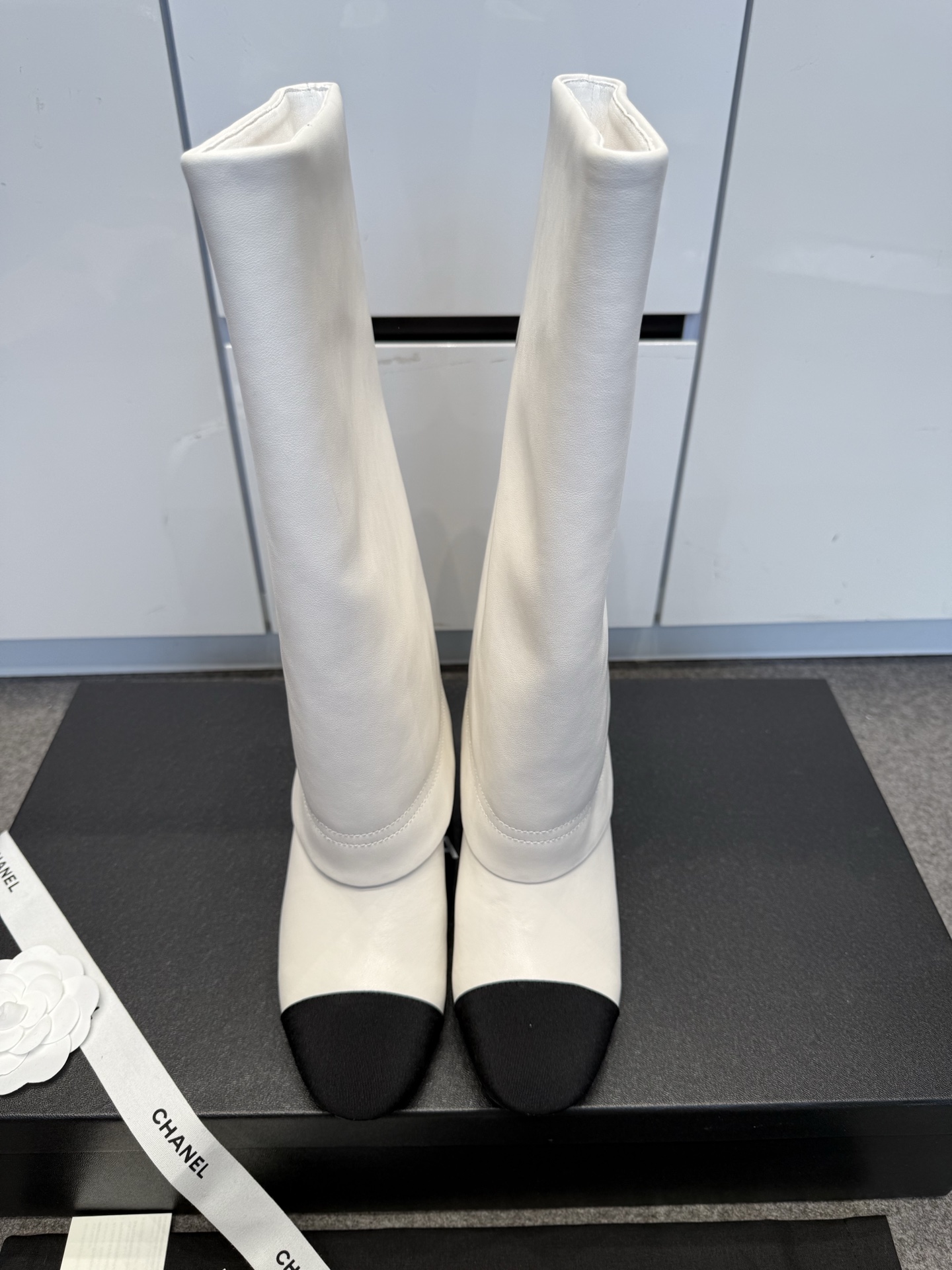 NO:498377,CHANE*｜Xiaoxiang 25k autumn and winter new chain double C color-blocking thick heeled trouser boots long boots These trouser boots are simply the muse of the fashion circle!  The boots are designed with a wide and stylish style. They break the curse of soft collapse. Walk with wind. The splicing materials collide to create a wonderful spark. The texture is full and will never be outdated in your life. The combination of chains and double C elements is classic and modern. It can easily modify the leg shape with pants or skirts. Visually lengthen and straighten. The long legs get in seconds!  Whether it is going out on the street or attending fashion parties, it can make you the focus. The fabric is made of original custom leather, the inner foot pads are all lambskin, imported cowhide, large sole size35-39 (customized on 40/41), boots, chanel, boots, boots, skirts, cowhide, sheepskin19860909CHANE*｜小香25k秋冬新品链条双C 拼色粗跟裤管靴长靴 这双裤管靴简直是时尚圈的缪斯！ 靴筒设计挺阔有型 打破软塌魔咒 走路带风 拼接材质碰撞出奇妙火花 质感满分 穿一辈子都不会过时. 链条与双C元素的结合 经典又摩登 搭配裤子或裙子 都能轻松修饰腿型 视觉上拉长拉直 大长腿秒get！ 无论是日常出街 还是参加时尚派对 它都能让你成为焦点. 面料采用原版定制皮料 内里垫脚均为小羊皮 意大利进口牛皮大底 size35-39（40/41定制）,靴子,chanel,boots,skirts,cowhide,sheepskin,Women's Shoes