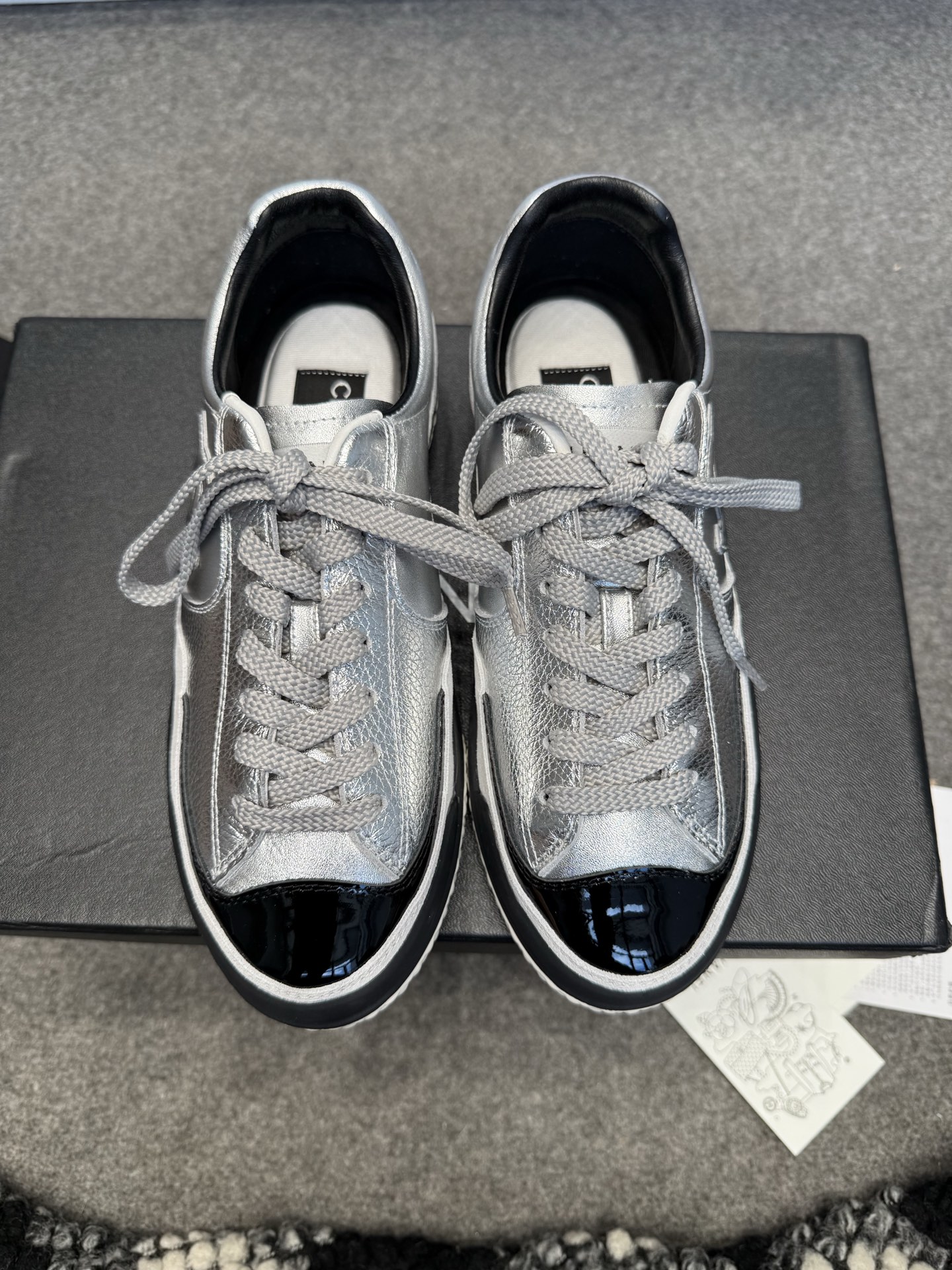 NO:498363,Chanel Chanel's latest 25K casual sneakers, many celebrity celebrity grass, original mold customization, invincible and beautiful and easy to wear, absolutely fairy style, super comfortable, high-end and durable color matching, versatile, casual casual sports style, cool and natural, interpreting Chanel's fashionable feminine temperament. The upper is customized imported lychee pattern calfskin patent leather, mixed-bred sheepskin, outsole original customized open mold sole Size35-40 (40 custom made), casual shoes/sports shoes, chanel, chanel, sneakers, cowhide, sheepskin19860909Chanel 香奈儿最新款25K休闲运动鞋 超多明星网红种草 原版模具定制 无敌漂亮又好穿 绝对仙女款 超级舒服,配色高级耐看 百搭 率性的休闲运动风,飒爽又自然,演绎香奈儿的时髦女性气质 鞋面采用定制进口荔枝纹小牛皮漆皮 内里混种羊皮 大底原版定制开模大底 Size35-40(40定做),休闲鞋/运动鞋,chanel,chanel,sneakers,cowhide,sheepskin,Women's Shoes