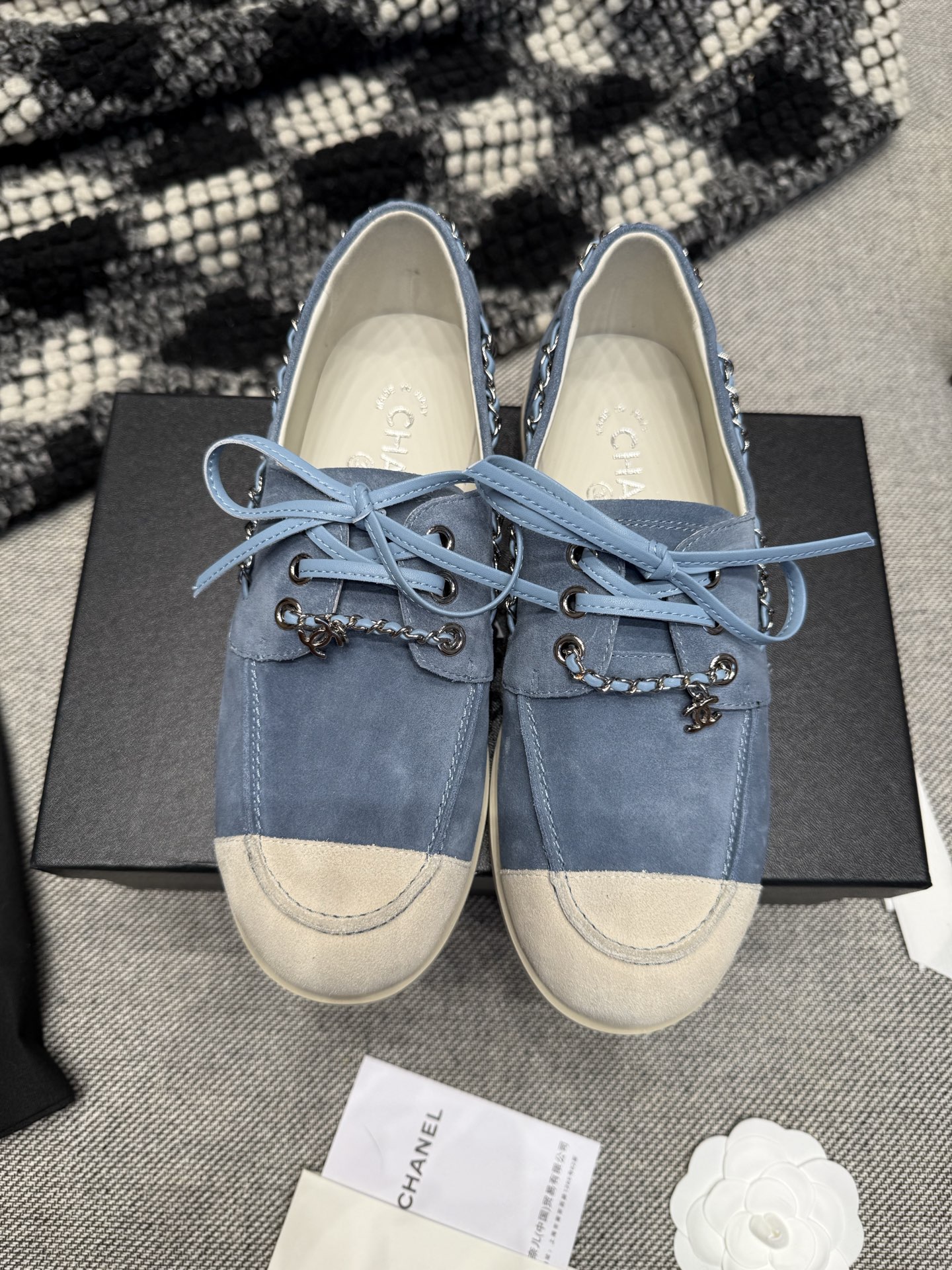 NO:630642,Chanel 26C new spring and summer products, classic double color block suede loafers, chain double C buckle flat shoes, the sides of the shoes are decorated with leather chains and small logo pendants, which reveal exquisite details, and are very light and comfortable to wear. They are very practical shoes for daily use. Xiaoxiang's pair of flat casual shoes can be said to be the most design shoes in recent years. The clever choice of leather chains is unique and unique. I fell in love at first sight.  Suede color matching is versatile for everyday use. The most important thing is that it uses a soft sole. It is super comfortable and easy to wear. As long as you try it on your feet, you will be surprised. It is a rare shoe that combines comfort, style and versatility so well. The upper is custom-made cow suede, the lining is sheepskin, and the sole is molded and wear-resistant raw rubber outsole.  Size 35-39 (40.41 customized, non-returnable), casual shoes/sports shoes, chanel, chanel, loafers, sneakers, sheepskin, chamois leather19860909Chane*l 香奈儿26C春夏新品 经典双拼色麂皮乐福鞋 链条双C扣平底单鞋 鞋子侧边装饰有皮穿链和小logo坠饰,在在透露着精致的小细节,而且很轻穿着舒适,是日常十分实搭的鞋款. 小香这双平底休闲鞋 可以说是这几年最具设计感的鞋子了 巧妙选用皮穿链条个性别致 一眼就爱上 麂皮拼色 日常又百搭 最最主要是选用了柔软的鞋底 超级舒服好穿 只要上脚试穿都会很惊喜 是难得将舒适 洋气 百搭融合得这么好的一款鞋 鞋面定制牛反绒 内里垫脚羊皮 鞋底开模耐磨生胶大底 码数35-39（40.41定做不退换）,休闲鞋/运动鞋,chanel,chanel,loafers,sneakers,sheepskin,chamois leather,Women's Shoes