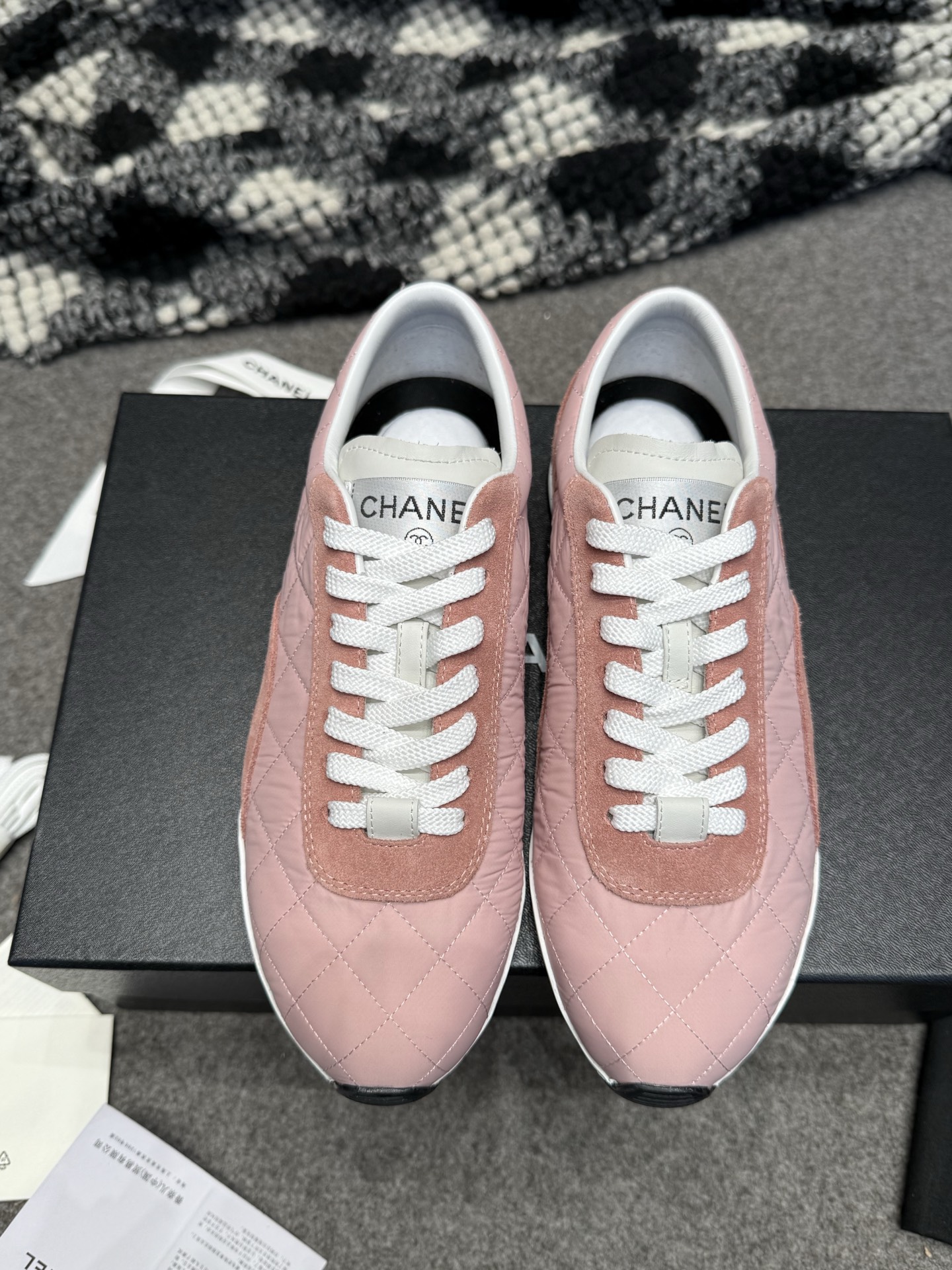 NO:630639,Chanel Chanel 2025C new rhombus sports shoes. Super light and comfortable casual shoes. Black and white cowhide. Versatile white shoes. You can't go wrong with styles. Cow suede down cloth with contrasting colors. Fresh and full of vitality. Logo embossed on the side is very delicate on the feet. Original custom material for the upper. Original outsole. Upper cow suede down cloth/black and white full cowhide. Sheepskin lining. Open-molded TPU outsole. Size:  35-40,casual shoes/sports shoes,chanel,chanel,sneakers,down jacket,cowhide,sheepskin19860909Chanel 香奈儿2025C新款菱格运动鞋 超轻便舒适的一款休闲鞋 黑色白色牛皮款 百搭小白鞋 款式搭配不会出错 牛反绒羽绒布撞色搭配 清新且活力满满 侧面压印logo 上脚很秀气 鞋面原版定制材料 原版大底 鞋面牛反绒羽绒布/黑色白色全牛皮 内里羊皮 鞋底开模TPU大底 Size: 35-40,休闲鞋/运动鞋,chanel,chanel,sneakers,down jacket,cowhide,sheepskin,Women's Shoes