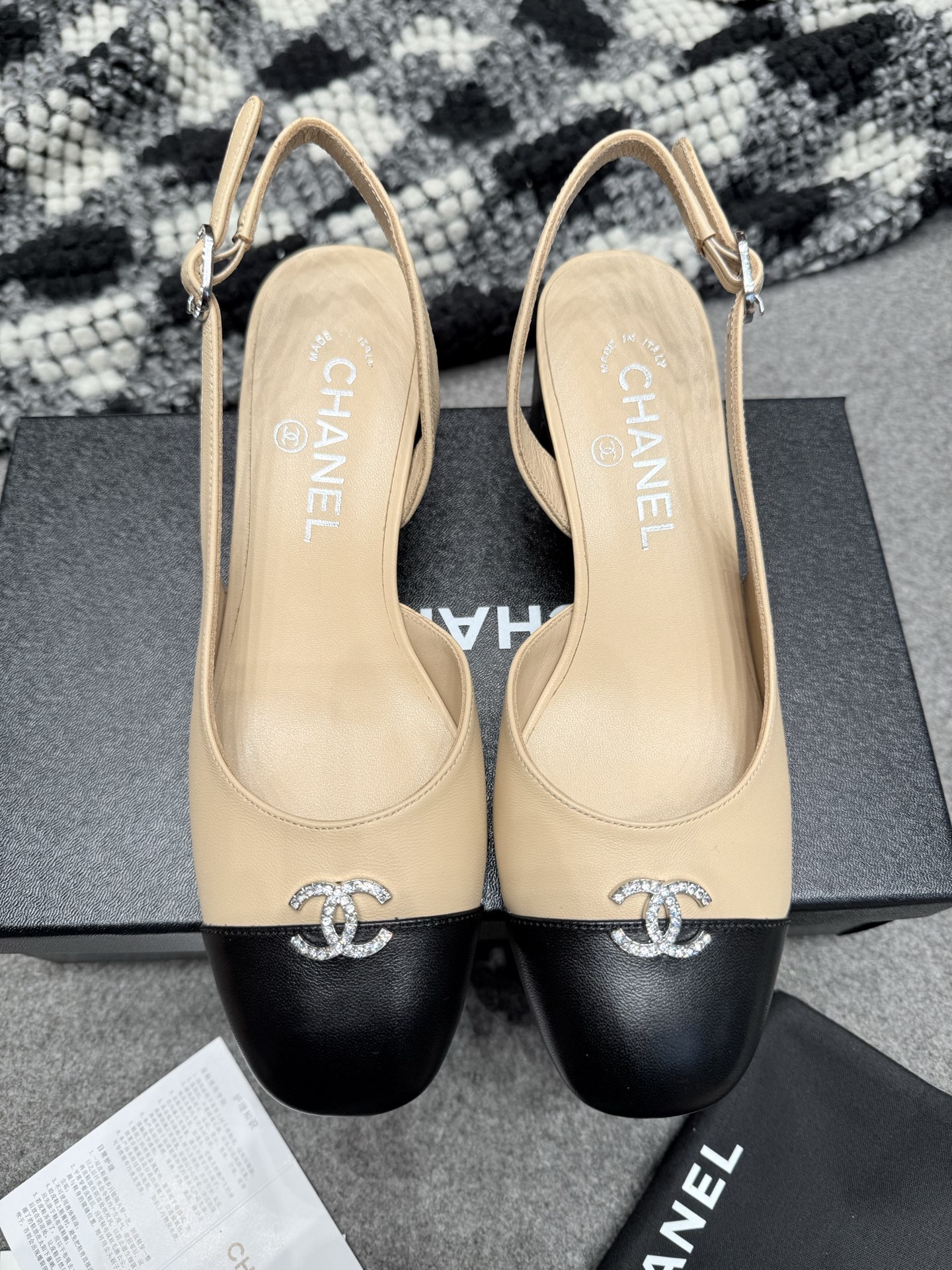 NO:630633,Chanel 25K Mary Jane Shoes Chanel 25K Mary Jane Shoes, black lambskin + stitching, super visually layered!  The upper is embellished with rhinestone double CLogos, which is luxurious and playful. The round-point last design can be easily controlled by wide feet, and the slimming effect is perfect!  The back lace design makes walking more stable, the thick heels are of moderate height, comfortable and fashionable, elegant and retro style~. Whether paired with skirts or trousers, you can easily create a simple yet sweet and playful look!  Three-dimensional colorful diamond logo, solid color fabric is refreshing and easy to wear, with buttons for better heeling. Sheepskin lining, leather outsole Heel height: .5.5cm Size: 35-39 Other sizes are customized, Mary Jane, chanel, chanel, mary jane, skirts, sheepskin, Leather soles19860909Chanel 25k玛丽珍单鞋 香奈儿25K玛丽珍鞋,黑色小羊皮+拼接,视 觉超有层次感！鞋面点缀水钻双CLogo,奢华又俏皮 .圆尖楦头设计,宽脚也能轻松驾驭,显瘦效果满 分！后系带设计,走路更稳,粗跟高度适中,舒适时尚 优雅复古风~ .无论搭配裙装还是裤装,都能轻松打造简约又不失甜美俏皮！ 立体彩钻logo,纯色面料清爽易搭,搭配扣子更加跟脚. 内里羊皮 真皮大底 跟高:.5.5cm Size:35-39 其他码数定做,玛丽珍,chanel,chanel,mary jane,skirts,sheepskin,Leather soles,Women's Shoes