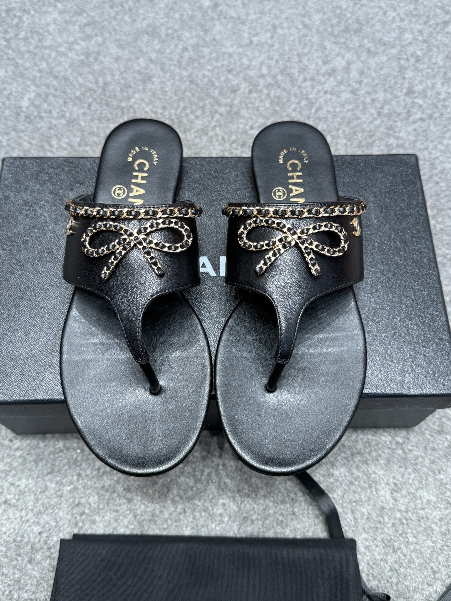 NO:747367,Chanel*l Xiaoxiang's new chain bow flip-flops are a must-have for fashionistas like Chanel!  Who knows how to combine leisure and fashion? These Chanel sandals perfectly combine the sense of leisure and relaxation with the sense of fashion and sophistication!  Classic black gold color, chain element comes with advanced filter, flip-flops are lazy and stylish, double-strap sandals are easy to wear every day, chain thick-soled flip flops are fashionable, you can become the focus of the street in seconds when you step on it, you will be chased when you go out and ask about the link. Sheepskin upper, sheepskin lining, sole: genuine leather outsole  Size 35-39 (40.41 customized, non-refundable), split-toe shoes, chanel, chanel, sandals, slippers, sheepskin, Leather soles19860909Chane*l小香新款链条蝴蝶结夹脚人字拖鞋 chanel时髦精必入！休闲与时尚双拿捏 谁懂啊 香奈儿这几款凉鞋,把休闲松弛感和时尚精致感完美融合！ 经典黑金配色、链条元素自带高级滤镜,人字拖款慵懒又出片,双带凉鞋日常好搭,链条厚底拖时髦炸场,踩上秒变街头焦点,出街被追着问链接那种 鞋面羊皮 内里垫脚羊皮 鞋底:真皮大底 码数35-39（40.41定做不退换）,分趾鞋,chanel,chanel,sandals,slippers,sheepskin,Leather soles,Women's Shoes