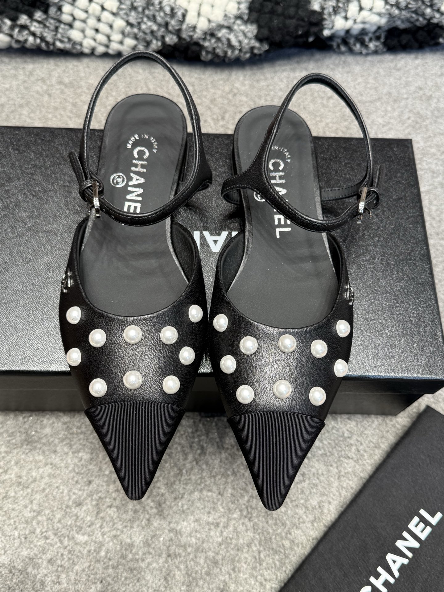 NO:787435,【CHANEL】Early spring catwalk style!  New models of Chanel shoes in the Basel counter, (small trendy models, available in Hong Kong counters) The top version sells out all versions on the market!  Soft to the touch and comfortable to wear!  The handwork is very beautiful!  Welcome to PK comparison!  1:1 replica of the original product!  Imported Italian genuine leather soles are very expensive!  Don't be fooled!  The fabric is imported original leather!  The double C logo on the shoe body is a classic feature of Chanel!  Imported mixed lambskin inside!  Foot mirror film cowhide!  Heel height 1.5cm, Italian leather composite outsole!  Hardware exclusive molding original logo code number 34-42 (24 40 41 42 customized code), sandals, chanel, chanel, sandals, cowhide, sheepskin19860909【CHANEL】早春走秀款！ 香奈儿单鞋巴塞尔专柜新款,(小香潮款,香港专柜上架) 顶级版本秒杀市场所有版本！手感柔软,穿着舒适！手工非常漂亮！欢迎PK对比！正品1:1复刻！进口意大利真皮底,非常之昂贵！不要被蒙蔽了！ 面料进口原厂皮！鞋身双C logo是香奈儿的经典特色！ 内里进口混种小羊皮！ 垫脚镜膜牛皮！跟高1.5cm 大底意大利真皮复合大底！ 五金独家开模原版Logo 码数34-42（24 40 41 42 定做码）,凉鞋,chanel,chanel,sandals,cowhide,sheepskin,Women's Shoes