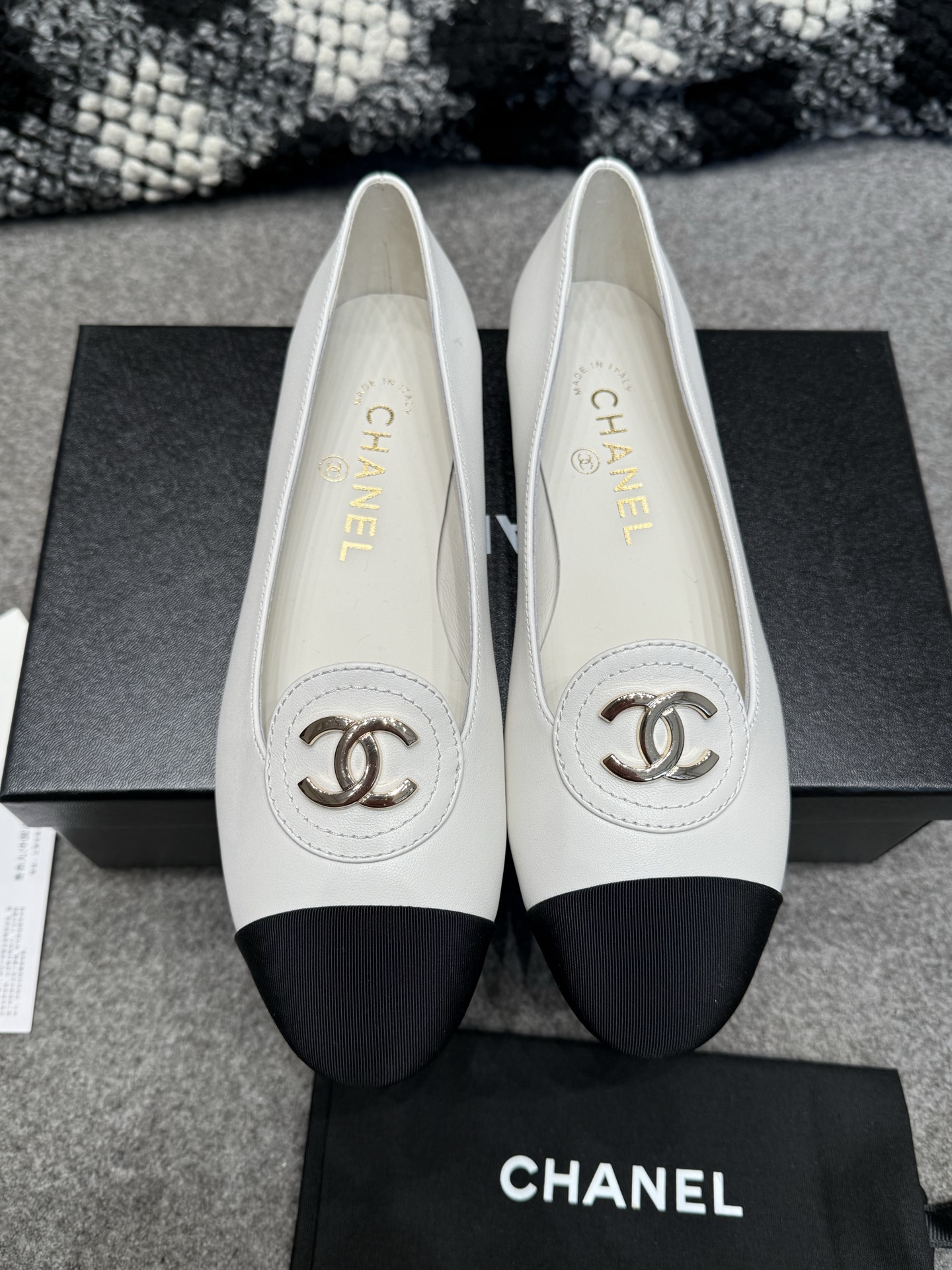 NO:747364,【CHANEL】26p early spring series catwalk style!  Mary Jane bow!  Same style as Yang Mi!  [Top quality] Xiaoxiangjia camellia flats!  New models of Chanel shoes in the Basel counter, (small trendy models, available in Hong Kong counters) The top version sells out all versions on the market!  Soft to the touch and comfortable to wear!  The handwork is very beautiful!  Welcome to PK comparison!  1:1 replica of the original product!  Imported Italian genuine leather soles are very expensive!  Don't be fooled!  The fabric is imported original leather!  The double C logo on the shoe body is a classic feature of Chanel!  Imported mixed lambskin inside!  Imported sheepskin leather for your feet!  Heel height 1.5cm, Italian leather outsole!  Exclusive hardware molding, original logo size 34---42 (34 40 41 42 custom size), single shoes, chanel, chanel, chanel, mary jane, flats, sheepskin, Leather soles19860909【CHANEL】26p早春系列走秀款！玛丽珍蝴蝶结！杨幂同款！【顶级精品】小香家山茶花平底鞋！香奈儿单鞋巴塞尔专柜新款,(小香潮款,香港专柜上架) 顶级版本秒杀市场所有版本！手感柔软,穿着舒适！手工非常漂亮！欢迎PK对比！正品1:1复刻！进口意大利真皮底,非常之昂贵！不要被蒙蔽了！ 面料进口原厂皮！鞋身双C logo是香奈儿的经典特色！ 内里进口混种小羊皮！ 垫脚进口羊皮皮！跟高1.5cm 大底意大利真皮大底！ 五金独家开模原版Logo 码数34---42(34 40 41 42定做码）,单鞋,chanel,chanel,chanel,mary jane,flats,sheepskin,Leather soles,Women's Shoes