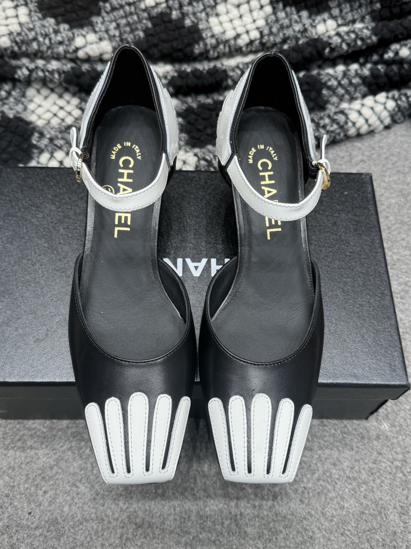 NO:747361,chanel26a early spring series uses black and white contrasting splicing, the geometric line decoration of the toe is highly recognizable, and the classic Mary Jane version with square toe and ankle buckle has both a retro feel and a modern simple style. The upper is made of delicate lambskin and glossy patent leather, and the lining is soft lambskin to ensure wearing comfort; metal buckle and shoe lining.. Fabric: Sheepskin 7 leather Lining: Sheepskin Outsole: Italian genuine leather sole Heel height: 6  cm size: 35-41.,sandals,chanel,sandals,mary jane,sheepskin19860909chanel26a早春系列 采用黑白撞色拼接,鞋头的几何线条装饰极具辨识度,方头+脚踝扣带的经典玛丽珍版型,兼具复古感与现代简约风格.鞋面选用细腻的小羊皮与亮面漆皮拼接,内衬为柔软的小羊皮,保证穿着舒适度；金属扣带与鞋内.. 面料:羊皮柒皮 内里:羊皮 大底:意大利真皮底 跟高: 6 cm 码数:35-41.,凉鞋,chanel,sandals,mary jane,sheepskin,Women's Shoes